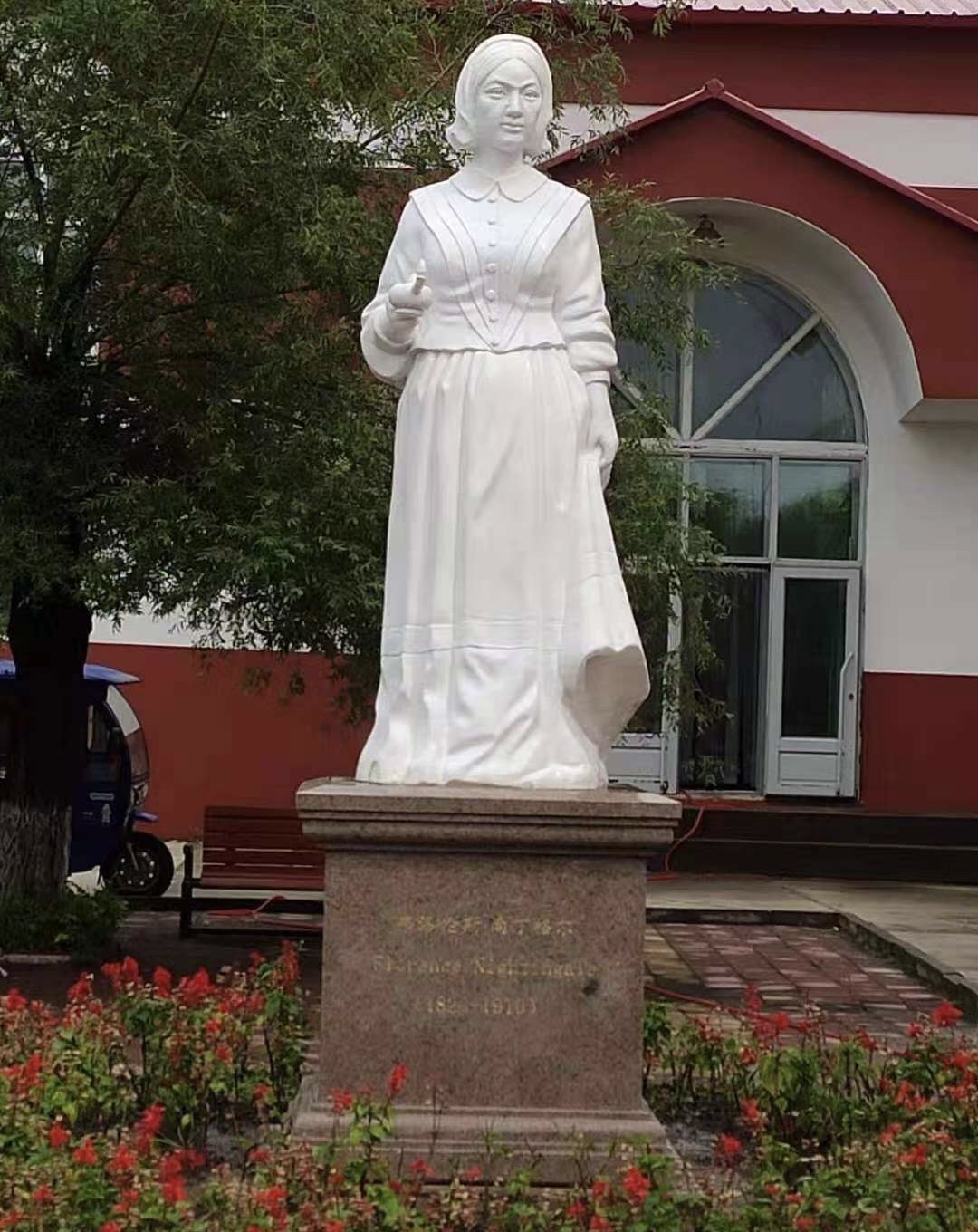 汉白玉石雕南丁格尔雕像铸铜雕塑提灯女神像制作定做