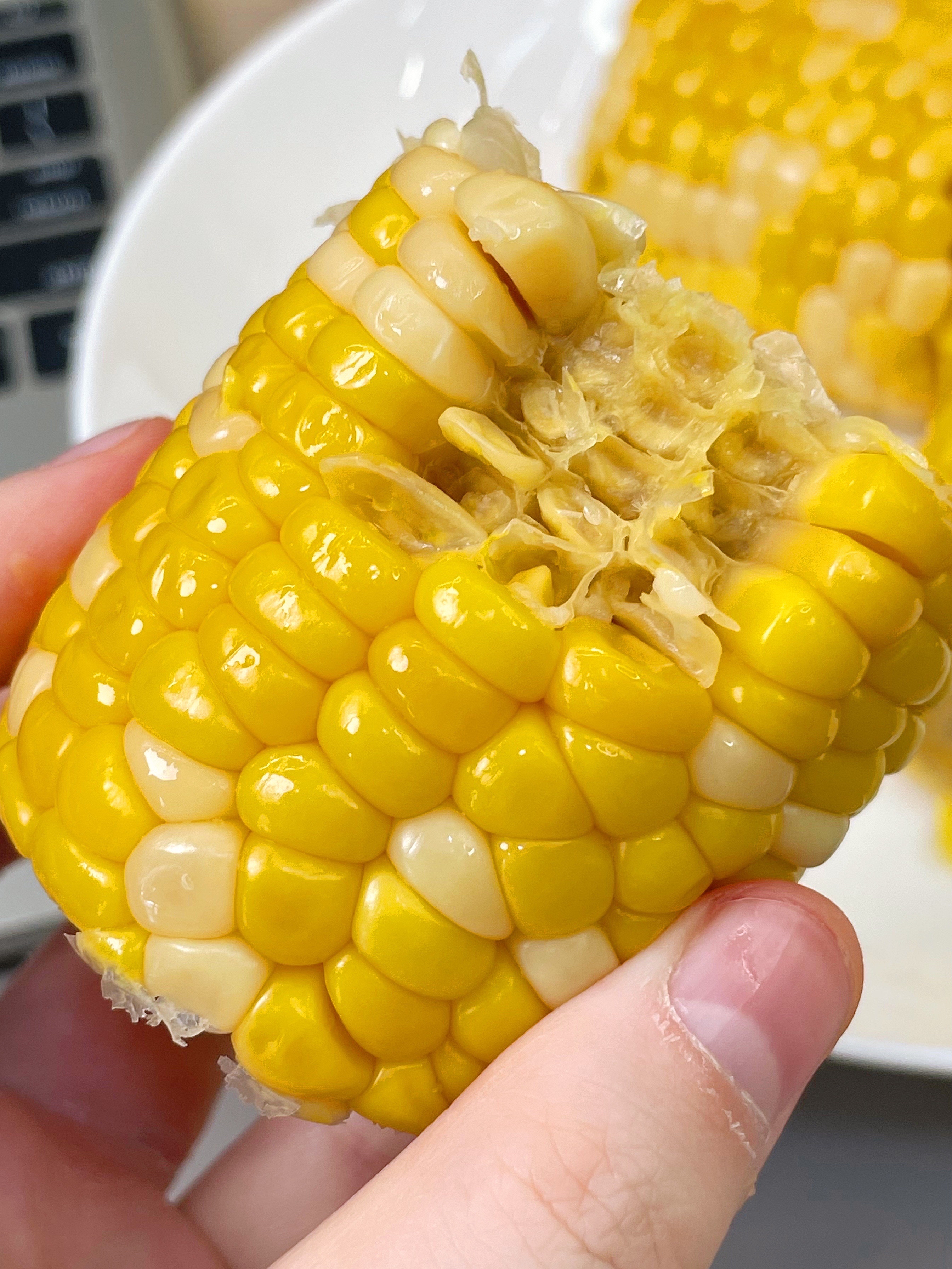 水果玉米煮熟图片甜玉米不饱满水果玉米切成2段一堆摆在食堂售卖图片
