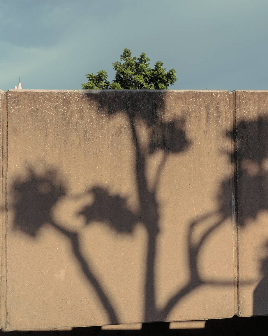 错位摄影,也被称为透视摄影或错觉摄影,是一种利用视觉