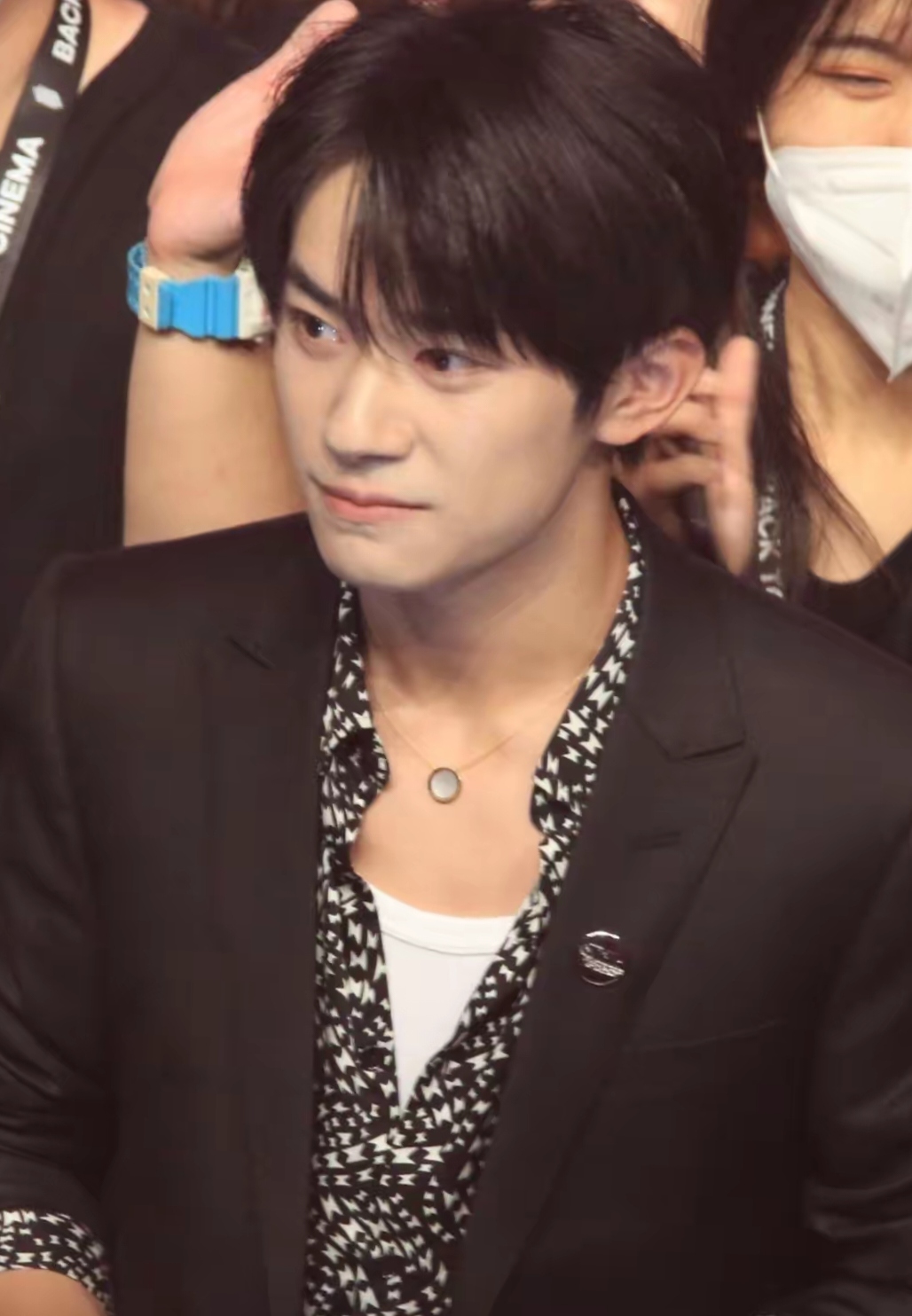 一直以来,易烊千玺都是素颜出镜,甚至为了角色扮丑,以至于有些人对