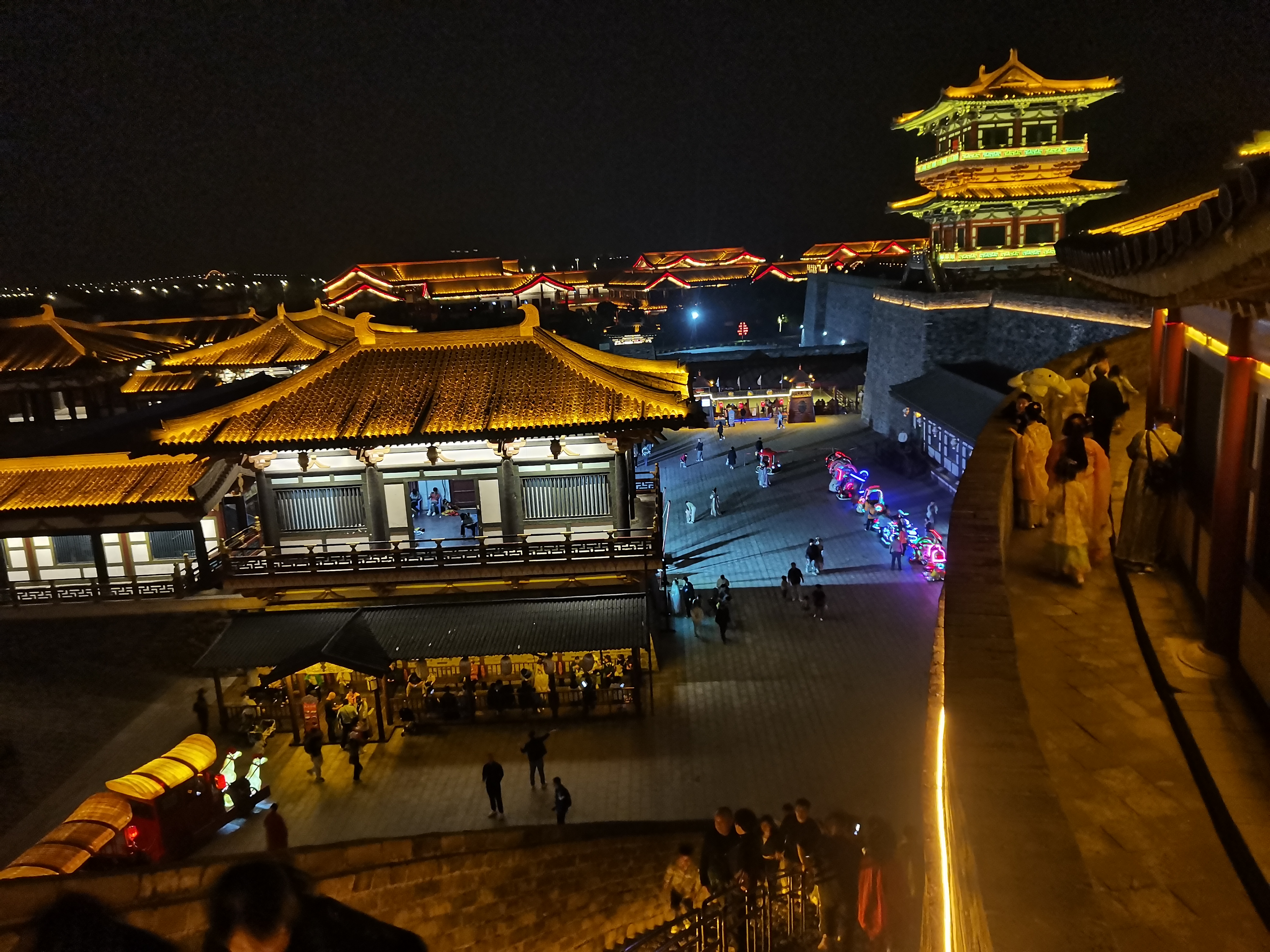 襄阳唐城夜景迷人,白天更是欢乐的海洋,有着宫殿的庄严,也有园林的