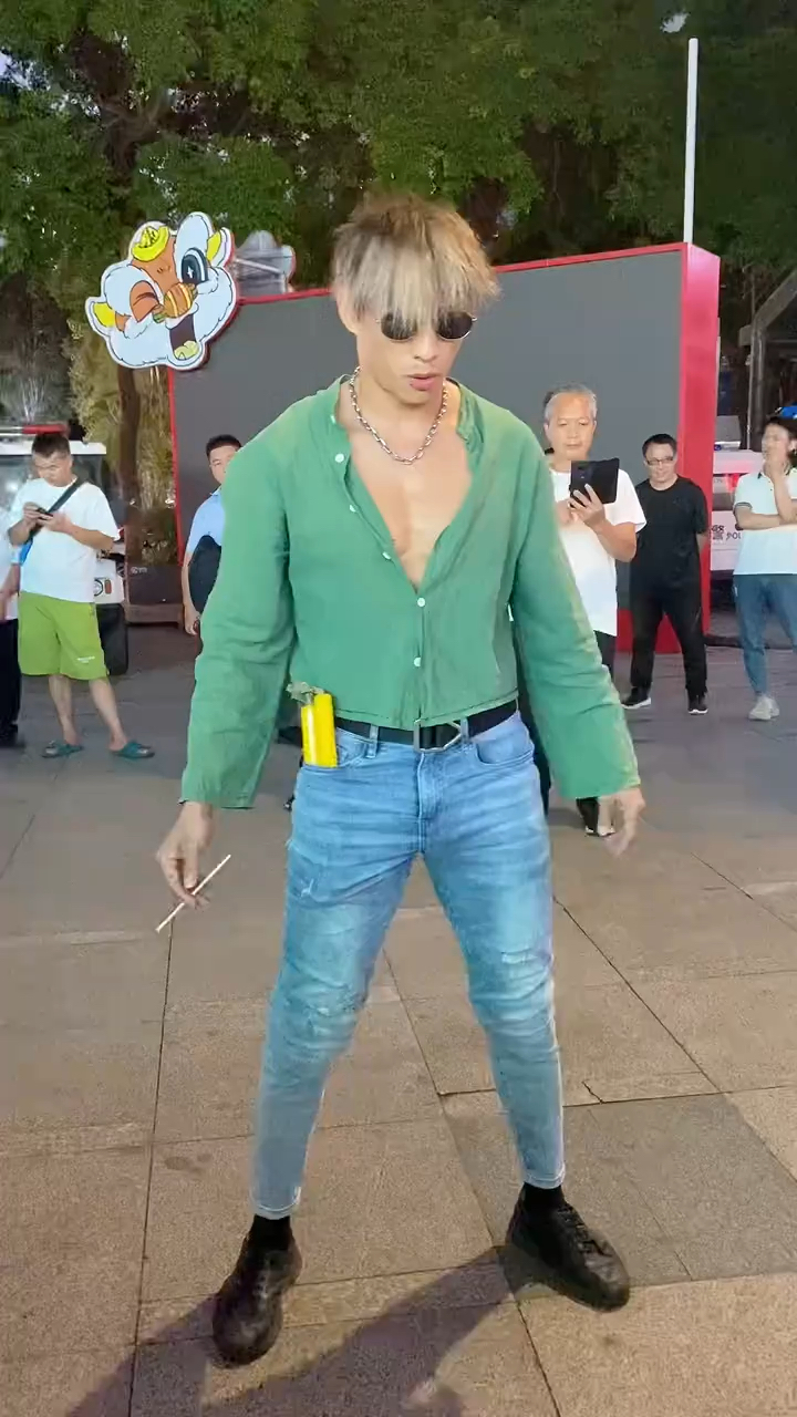 乌鸦哥深圳街头健身,飞扬跋扈!