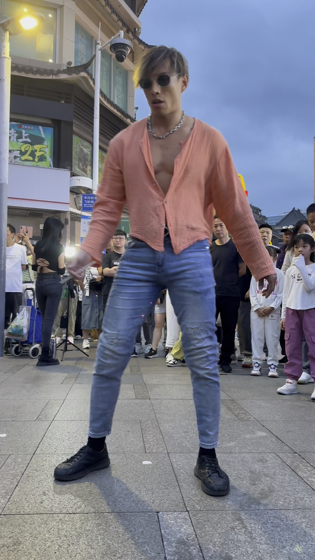 乌鸦哥十八搬武艺样样精通,完美肌肉耍双截棍犹如李小龙附体