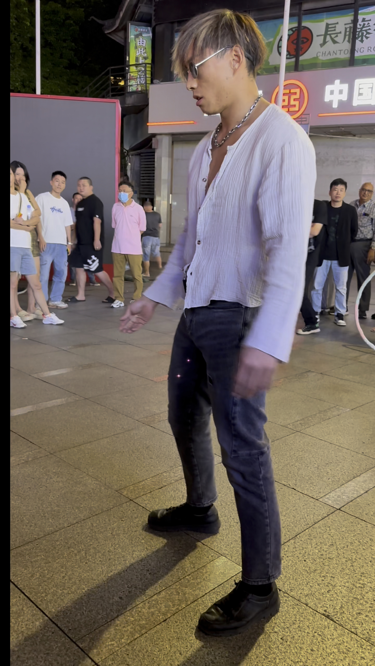 乌鸦哥街头花式健身表演,一身完美肌肉羡慕了