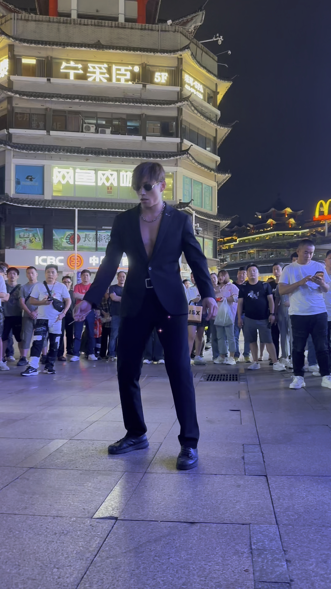 乌鸦哥今天身穿黑西装不掀桌子了么?招牌动作跳跃俯卧撑