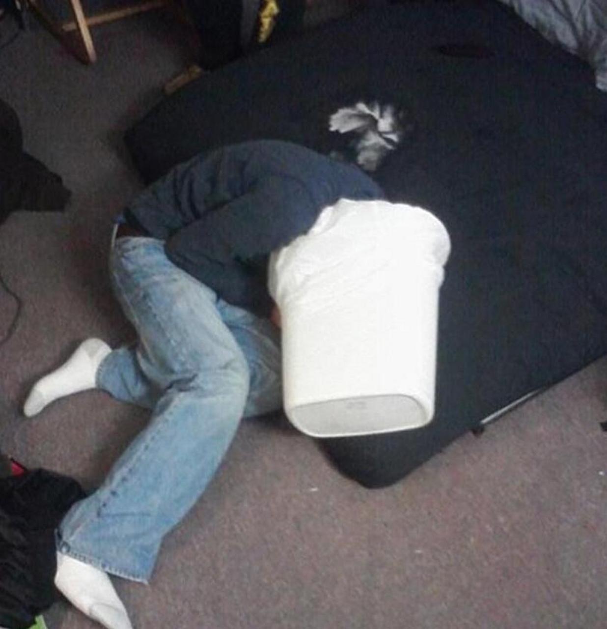 一天,两个朋友在喝了酒之后相遇了."兄弟,你说,在你们家谁当家呀?