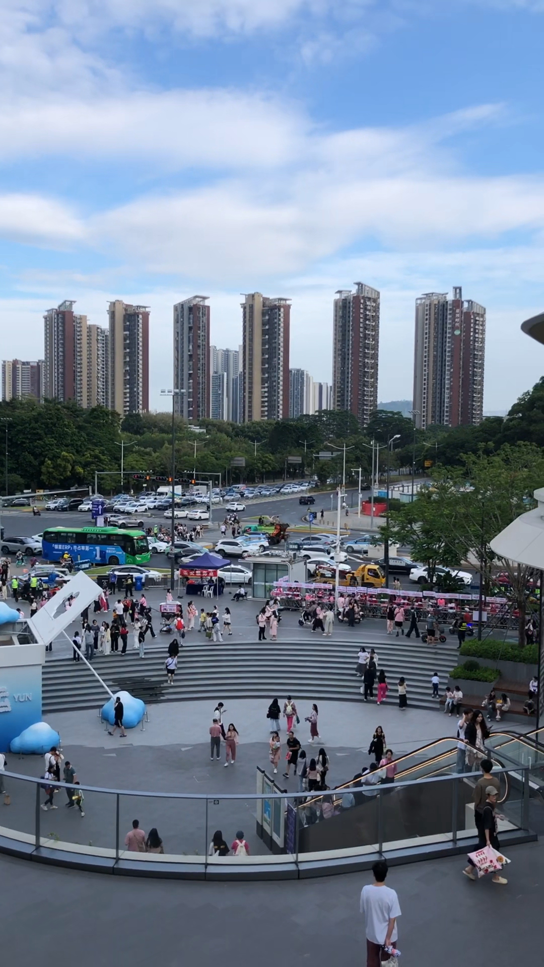 周末深圳龙岗的街道是很这么的繁华