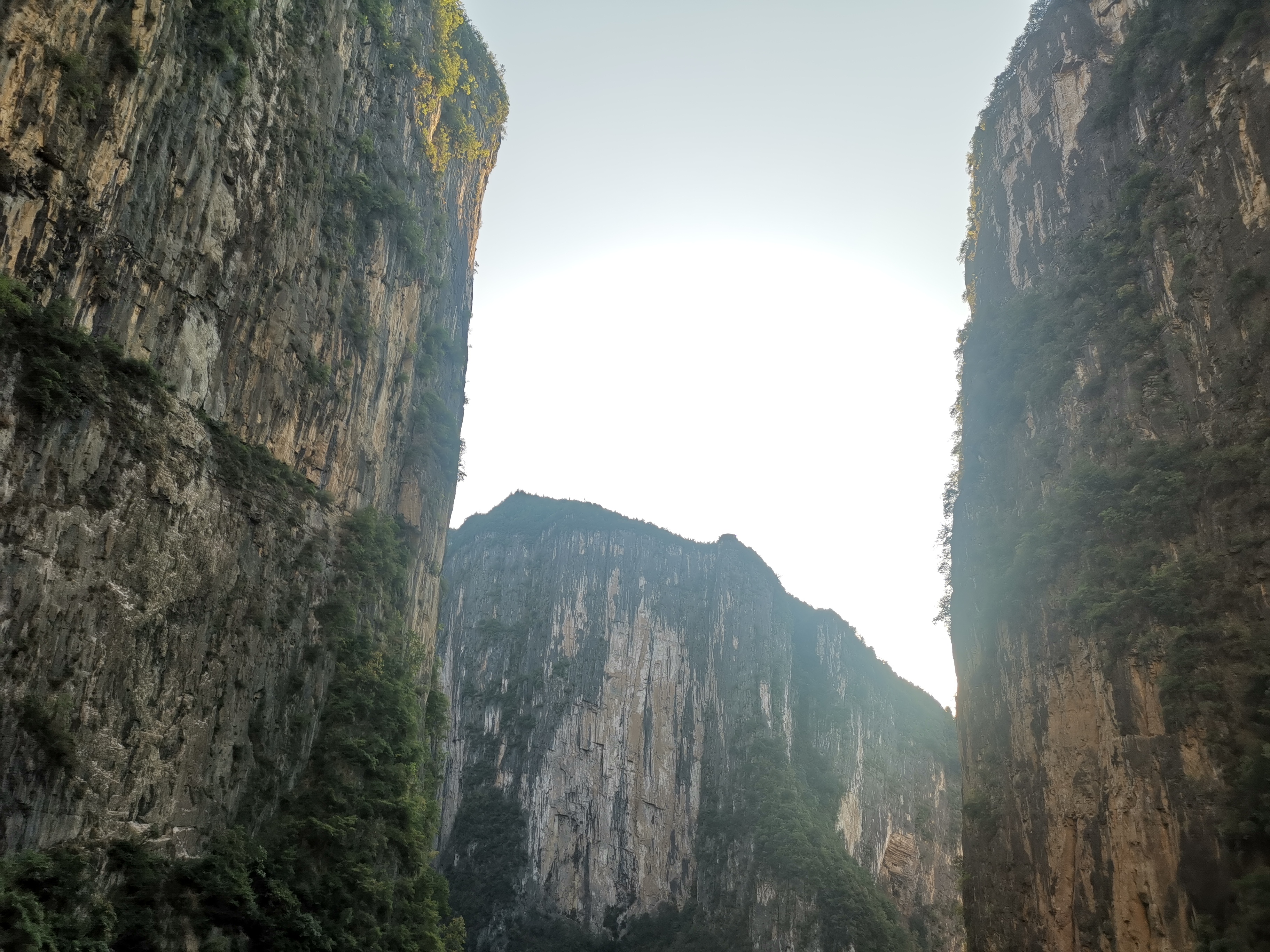 骑行重庆奉节旱夔门,两座大山门下有不少土房子,有小狗,小猫,这里真是