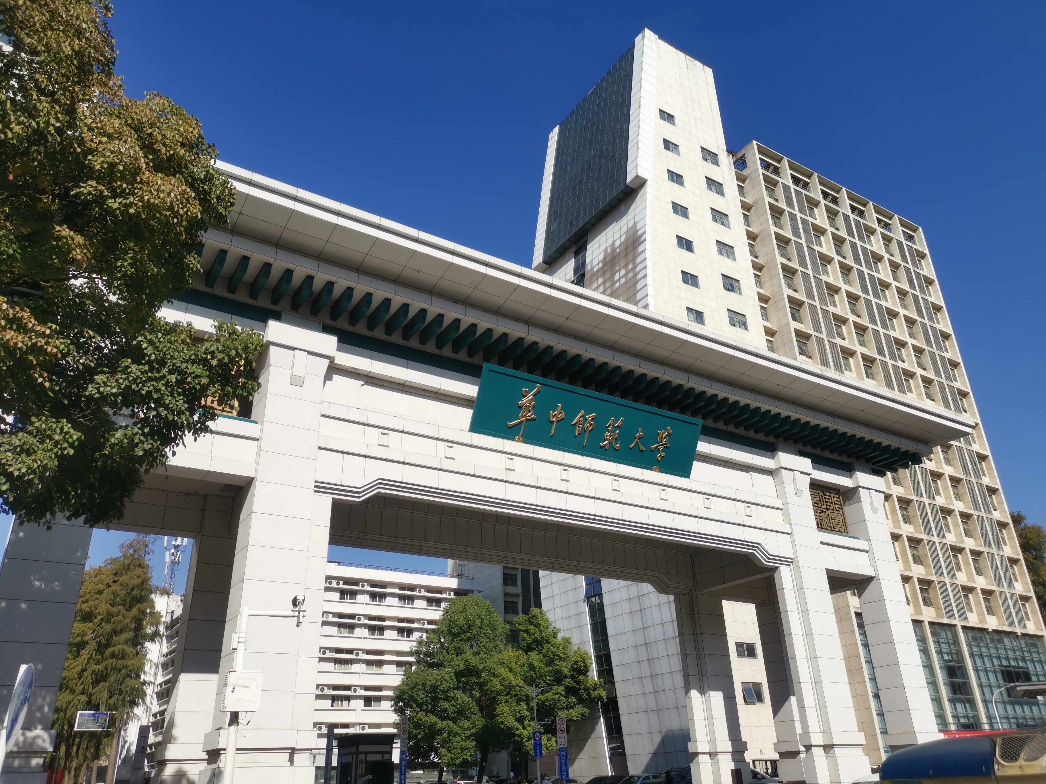 在武汉华中师范大学,武汉理工大学附近转转,校园进不去,真是无语,现在