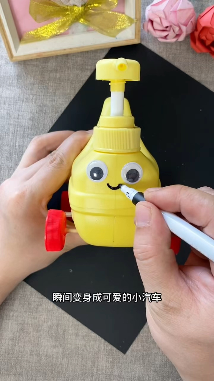 家里用完的洗洁精瓶子不要扔,拿来给孩子做一辆小汽车,太好玩了