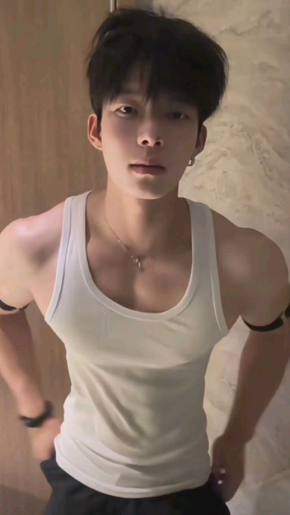 白背心男生镜前秀肌肉,倒三角身材配英俊五官,像你的小男朋友吗