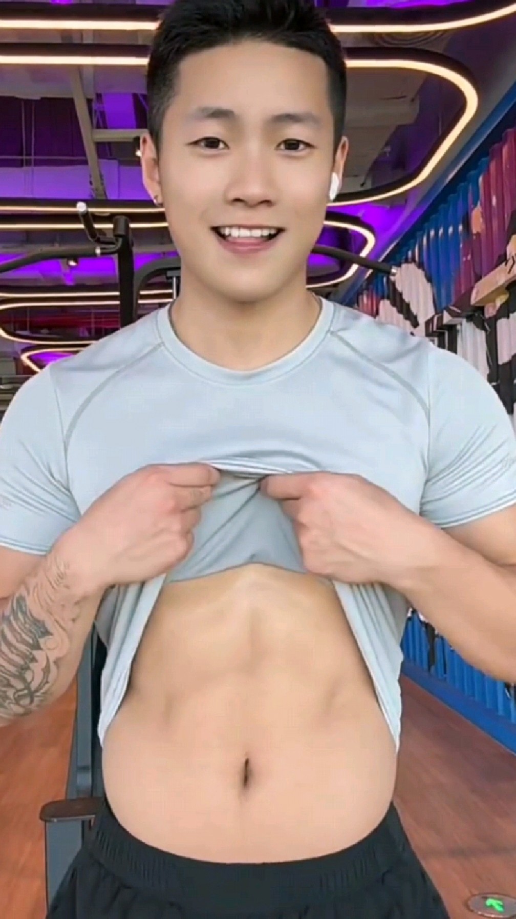 健身房帅气型男秀腹肌,跳劲舞顶胯,这酷酷的模样,还会缺男朋友