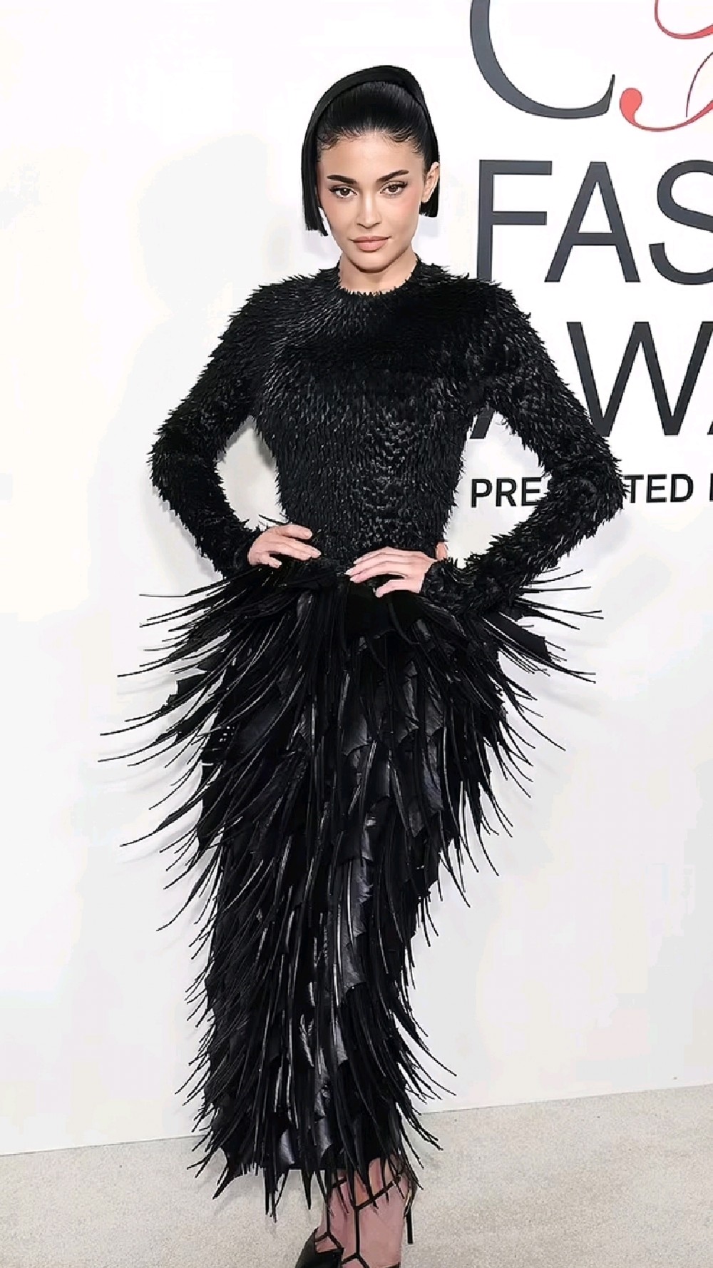 凯莉詹娜的脸怎么了?新眉毛短而向上,与以往不太一样!