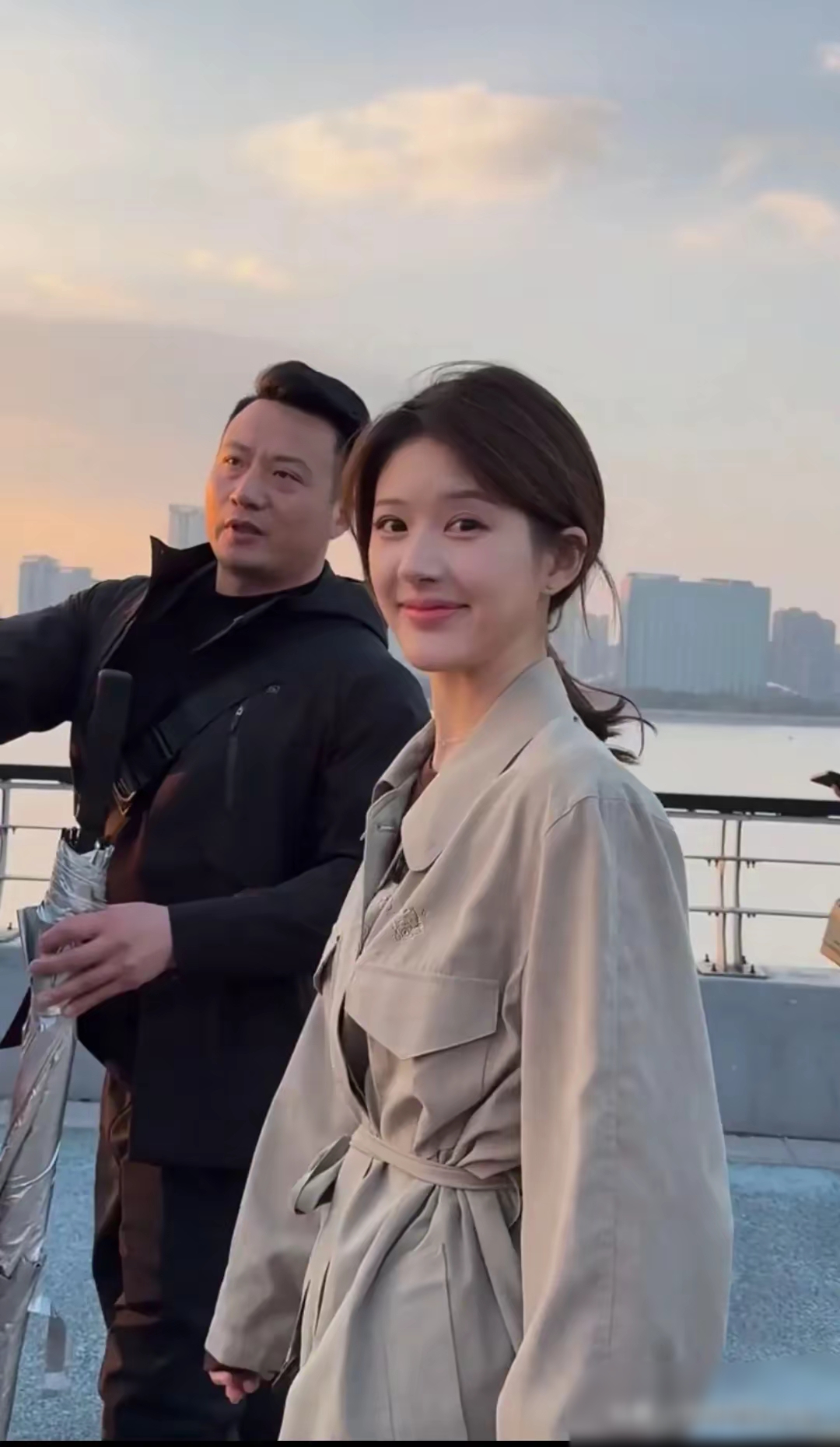 赵露思拍戏被偶遇,本人又瘦又小很可爱,五官精致和网图差别不大#冬季