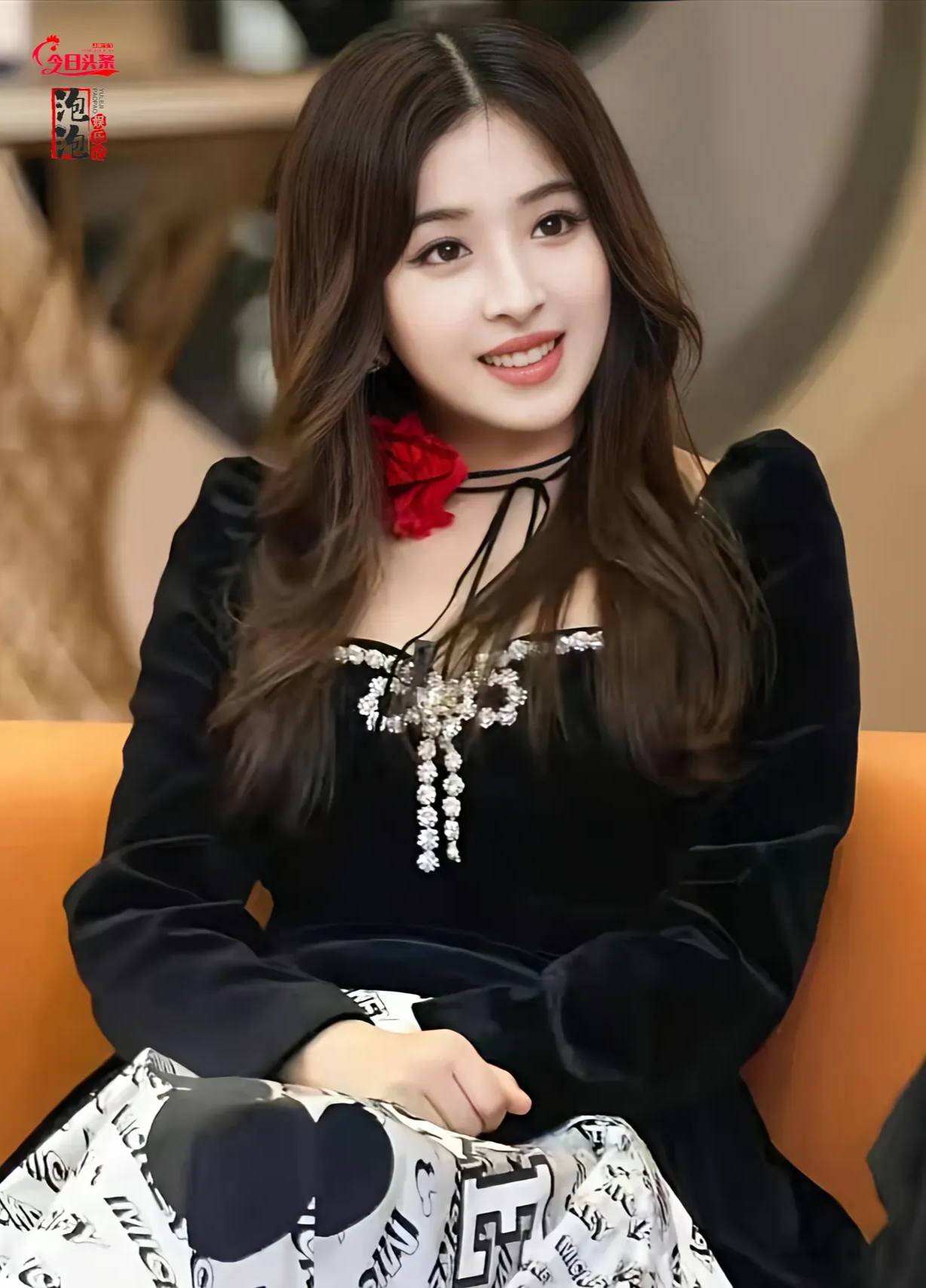 张含韵之美,如同晨间初升的朝阳洒落在山川之间,温暖而明媚