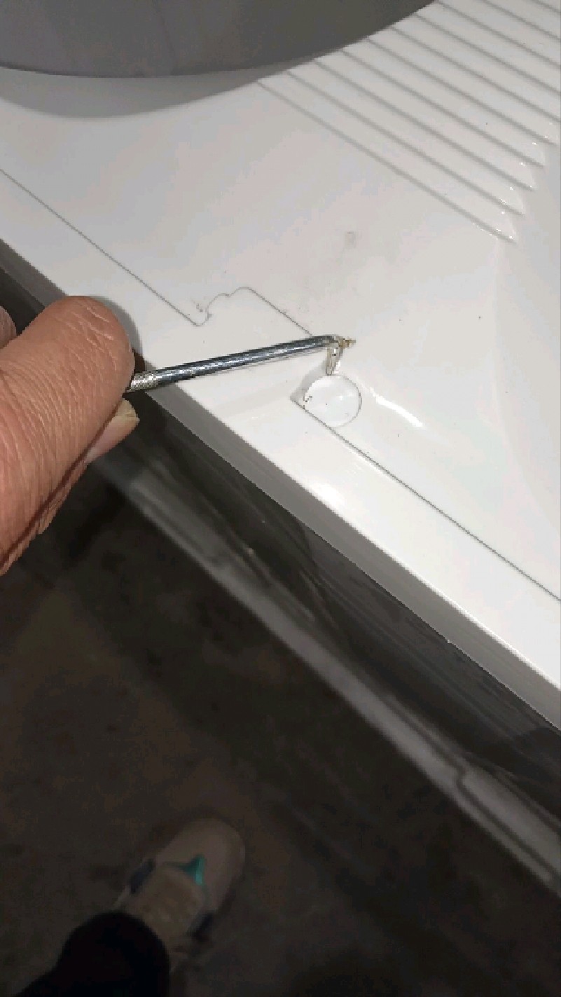 洗衣机这个地方底下有螺丝怎么拆不下来!