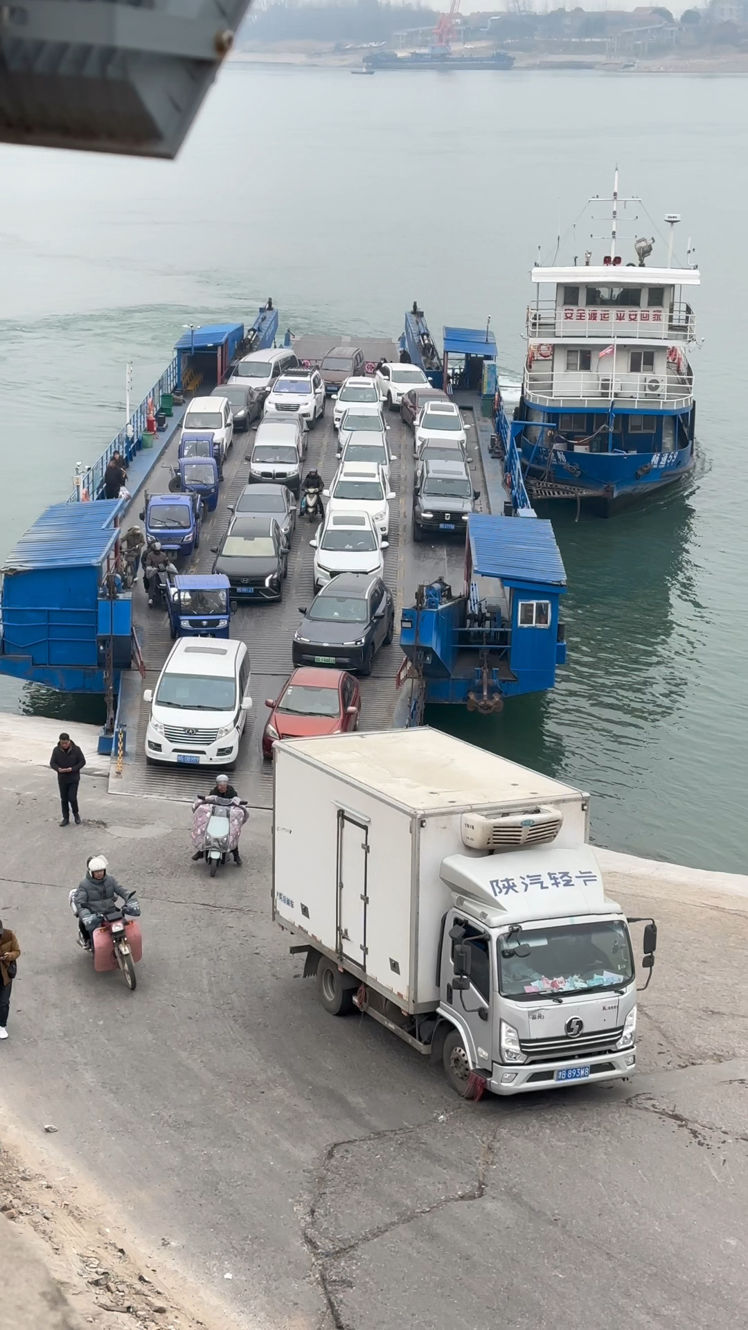 货车司机下船上岸