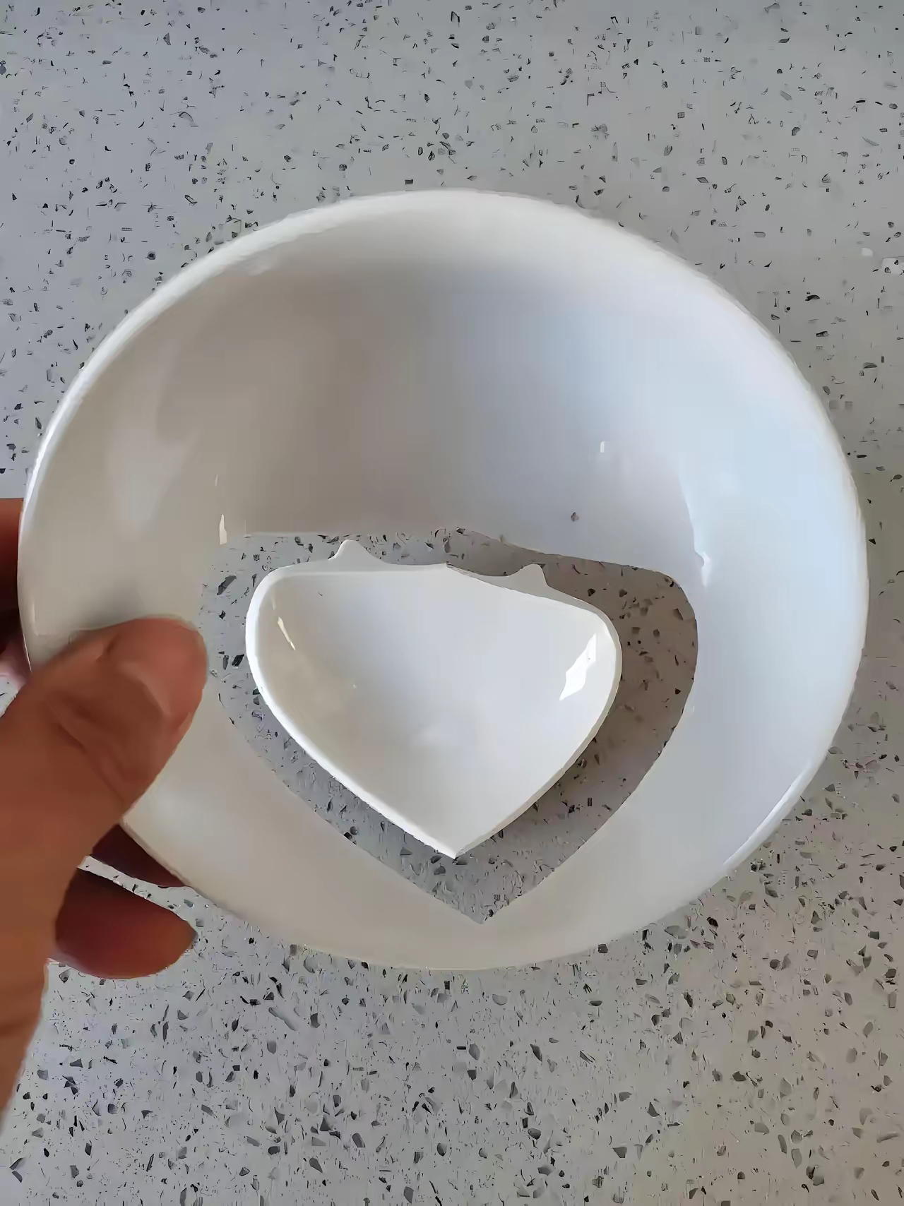 而且这碎的形状有点奇怪,并不像平时不小心手滑掉地上砸碎的