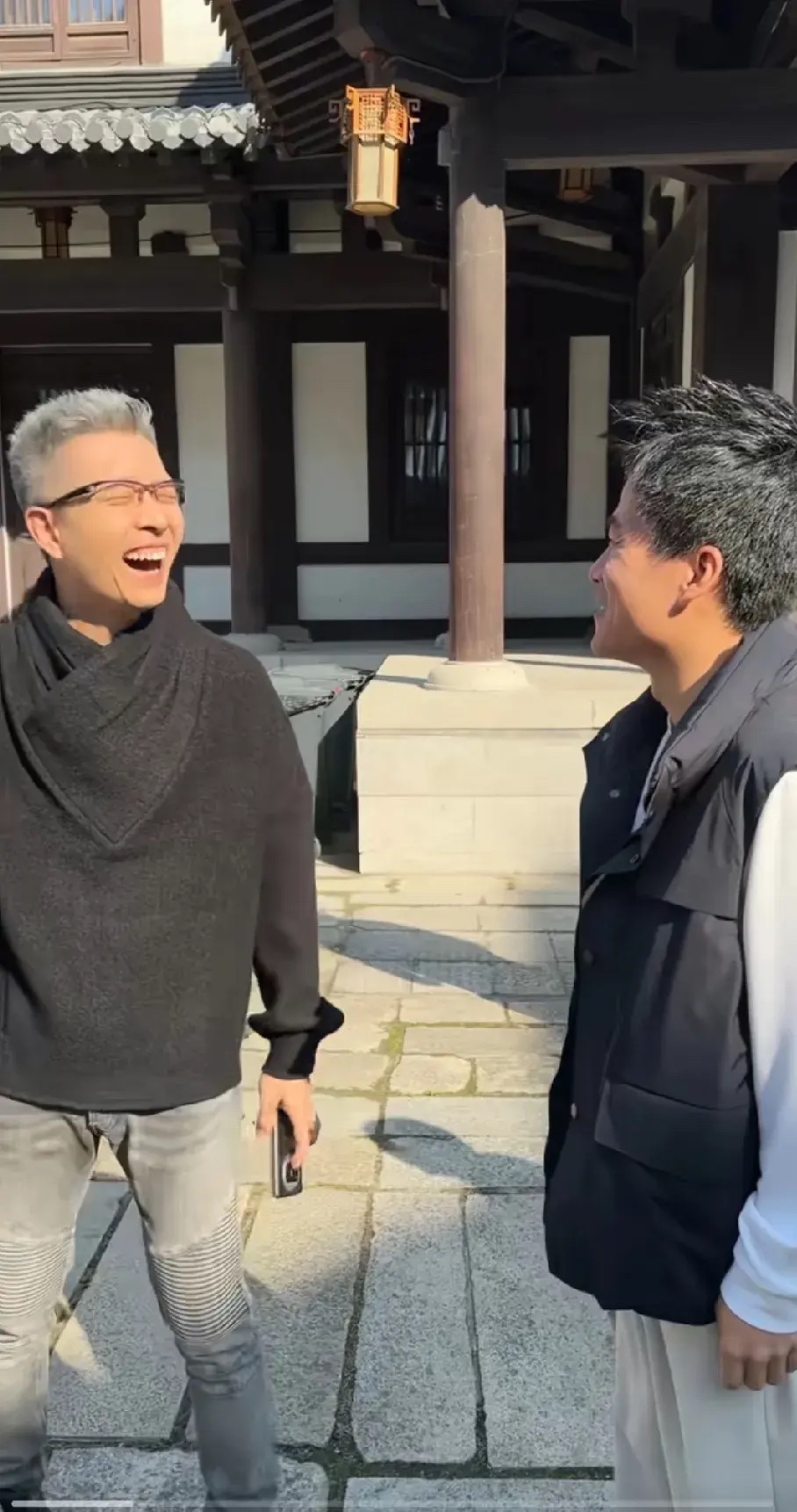 大家还记不记得 以前有人发文说过 与辉同行的所有资源 包括访谈嘉宾