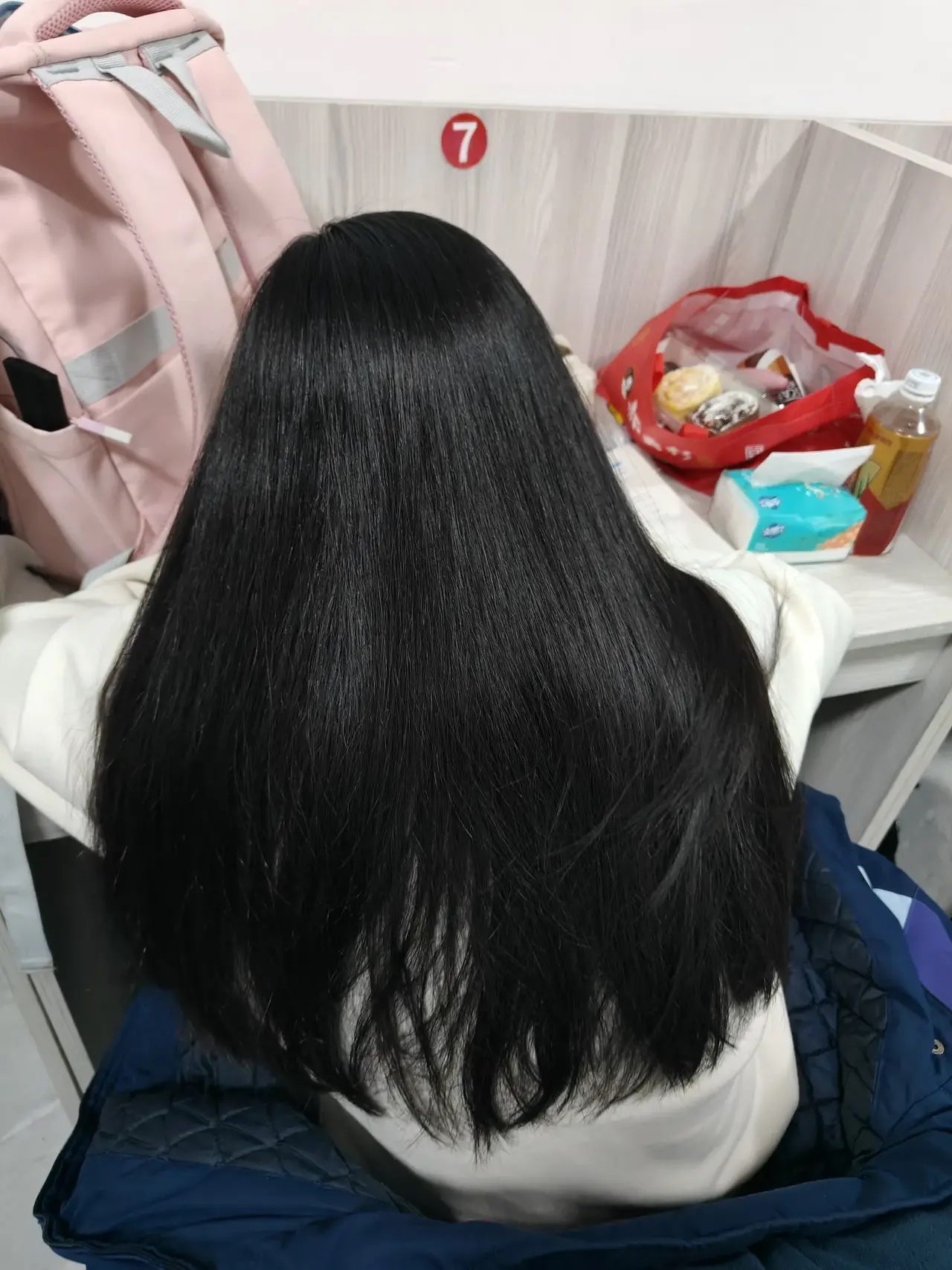 现在养孩子真费钱图片上的女孩是初一学生洗头都不是自己洗都去