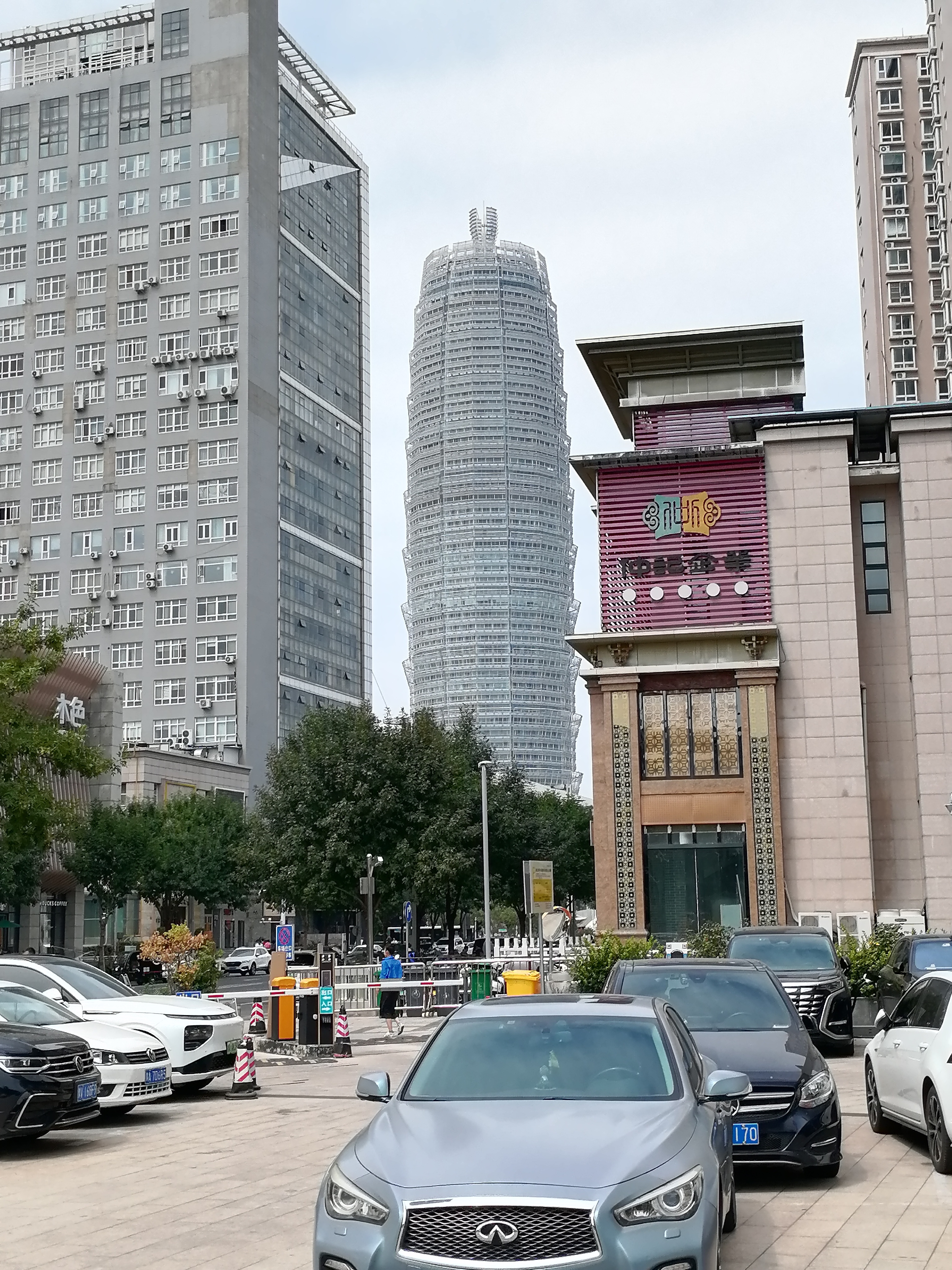 郑州的"大玉米"楼,其正式名称为"绿地中心千玺广场"