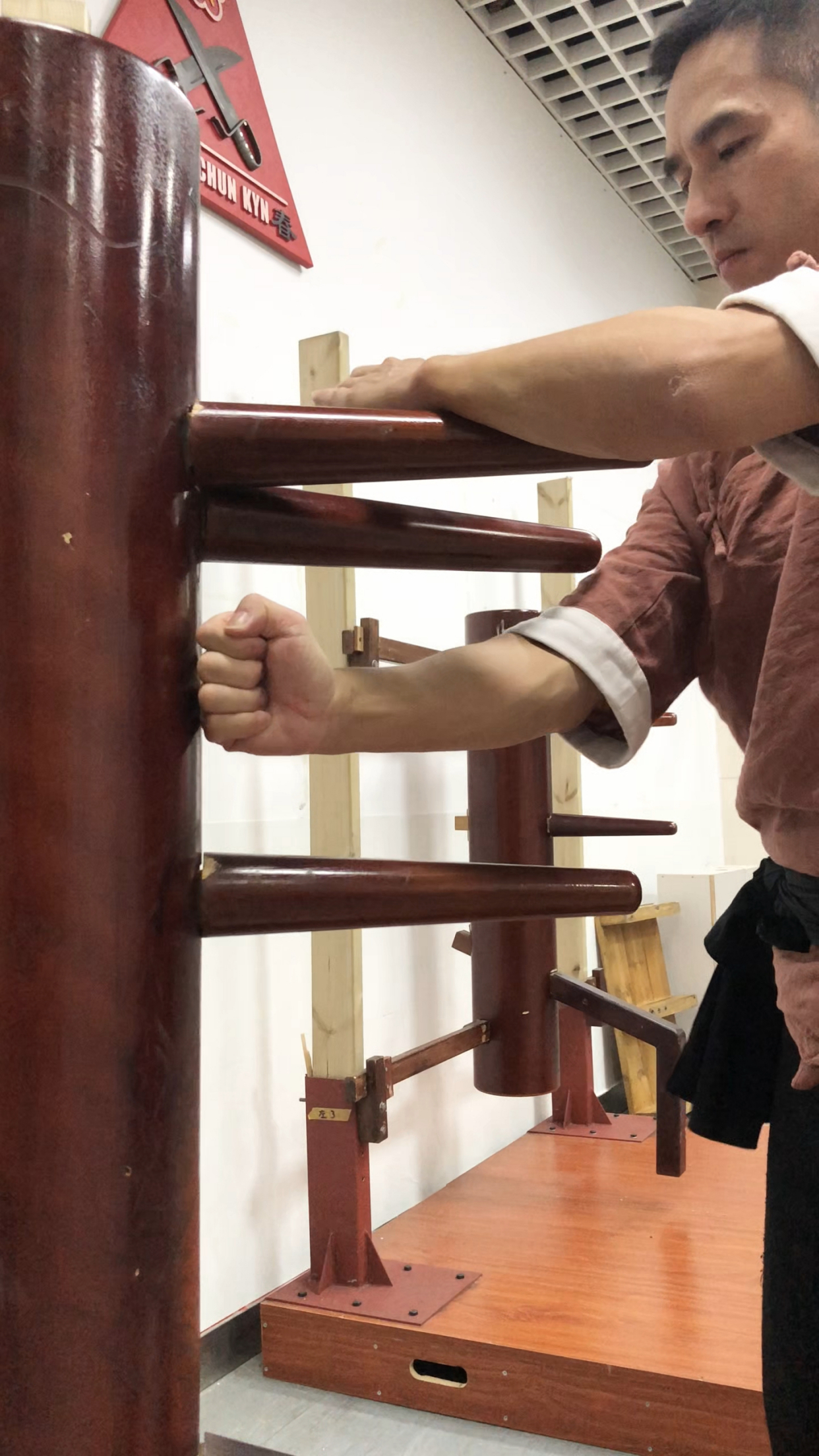 打木人桩,注重打击力与暴发力,贴身近打