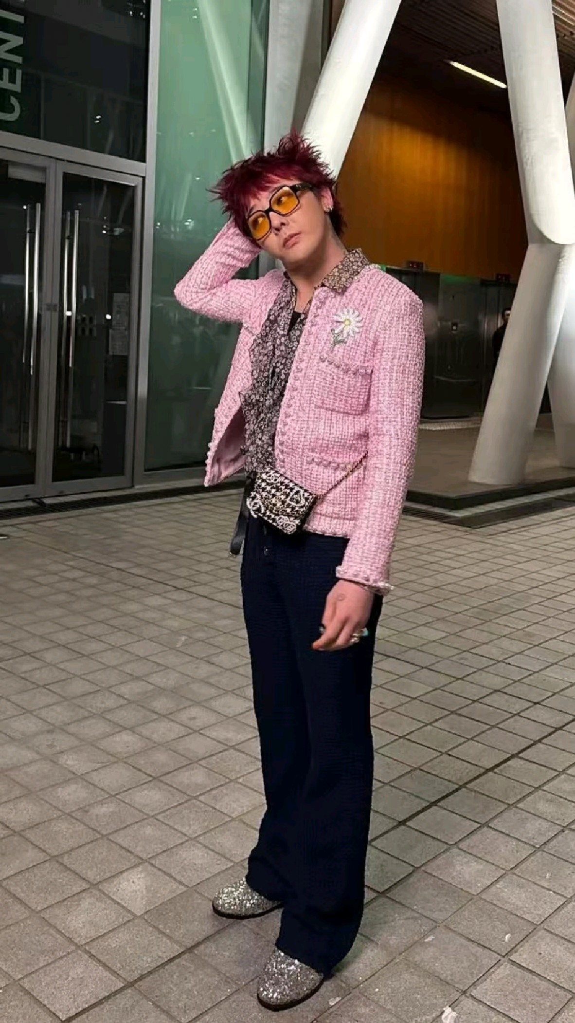 权志龙在chanel香港秀场,他为什么一副畏首畏尾的样子?