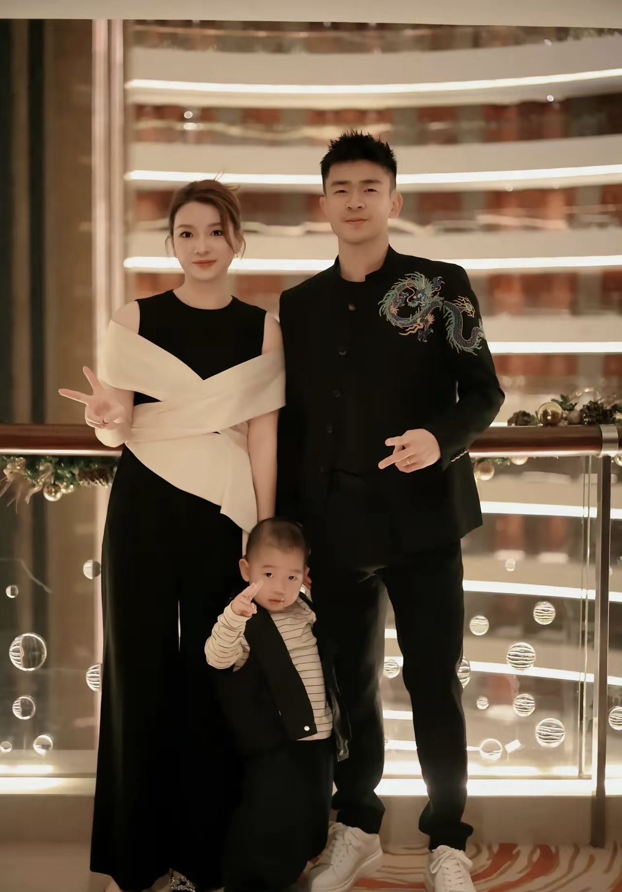 看了黄雅琼和郑思维的这张照片,我发现2个有意思的事情 1,发现没,我们