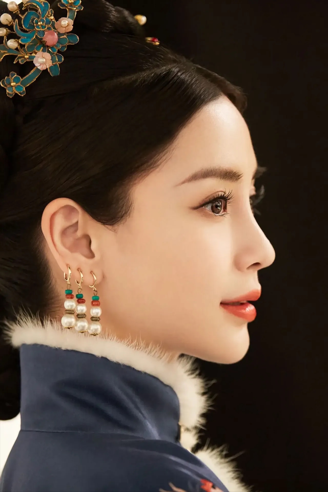 演员,杨颖,骑车路过上海威海路,非常感慨,指着旁边的一栋楼,对同伴说