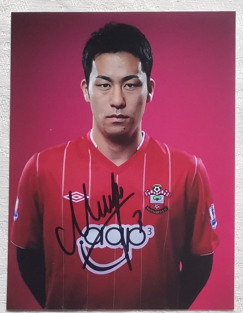 身高一米八九的吉田麻也有着后防线多面手特质,能够在三后卫与四后卫