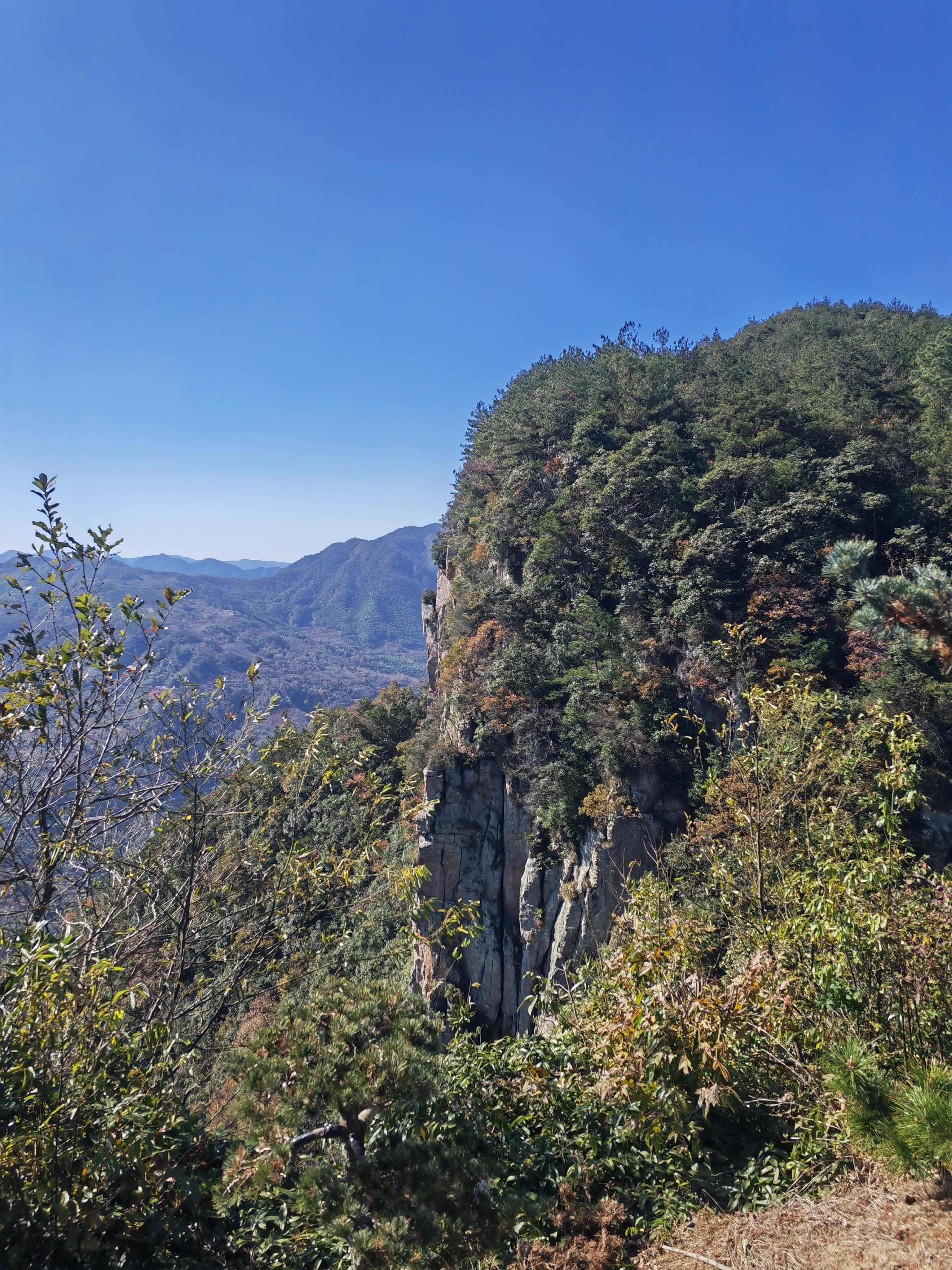 徐凫岩瀑布 徐凫岩瀑布位于奉化市溪口镇雪窦山,相传有仙人骑凫在此