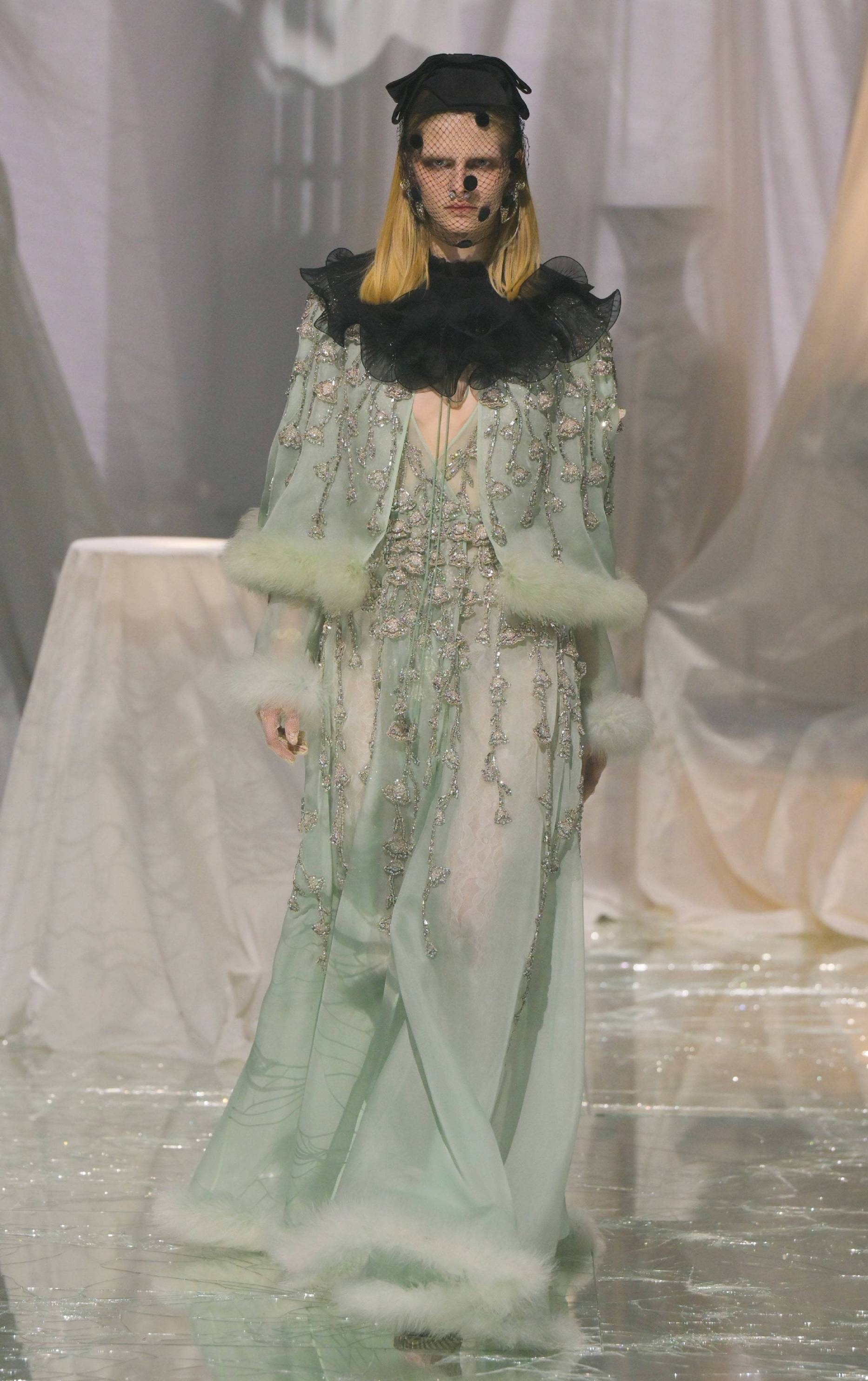 艾丽·范宁亮相奥斯卡理事会奖红毯身穿valentino 2025春夏新装清新