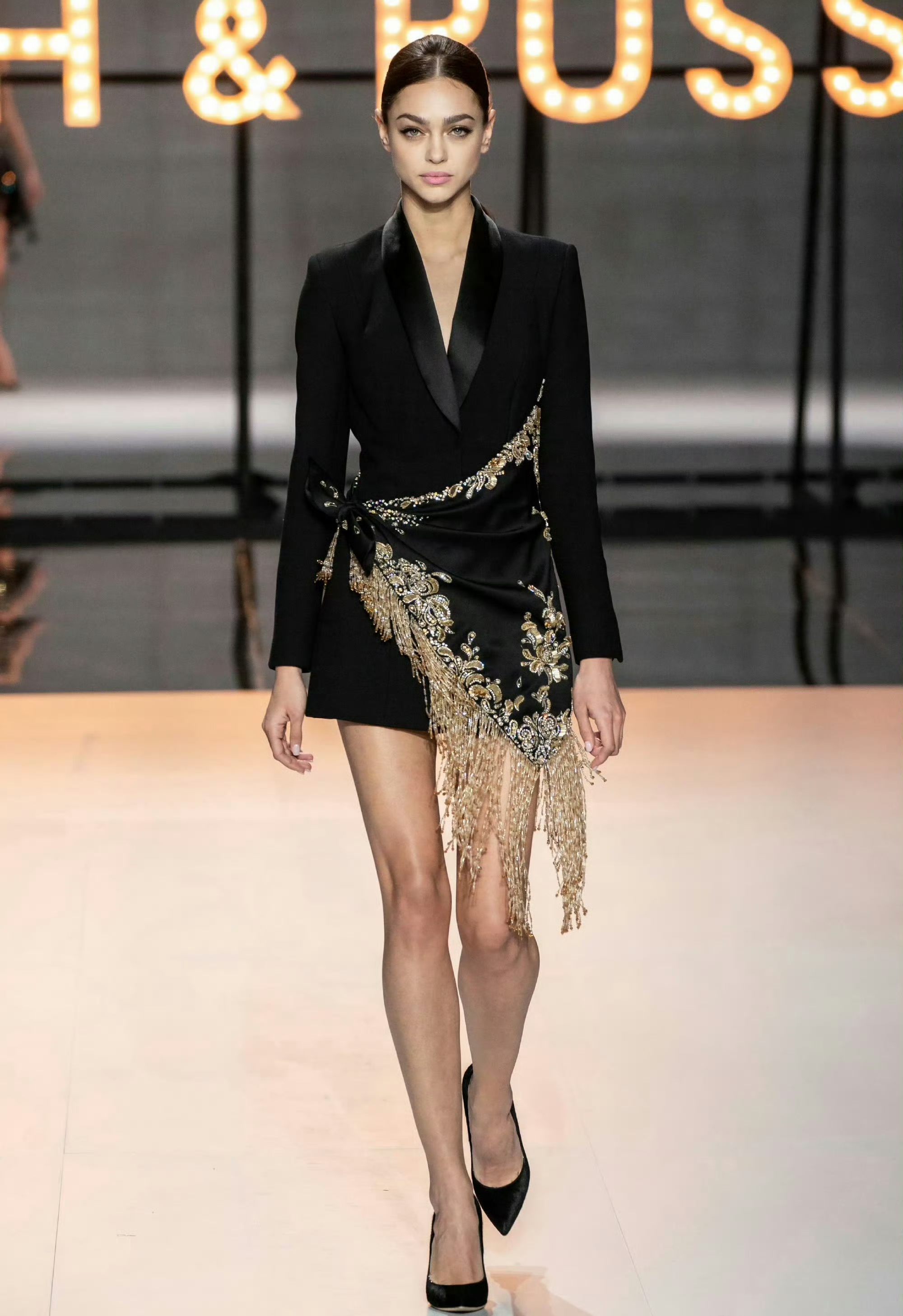 赵丽颖上身ralph & russo 2019春夏高级定制系列钻石流苏西装亮相