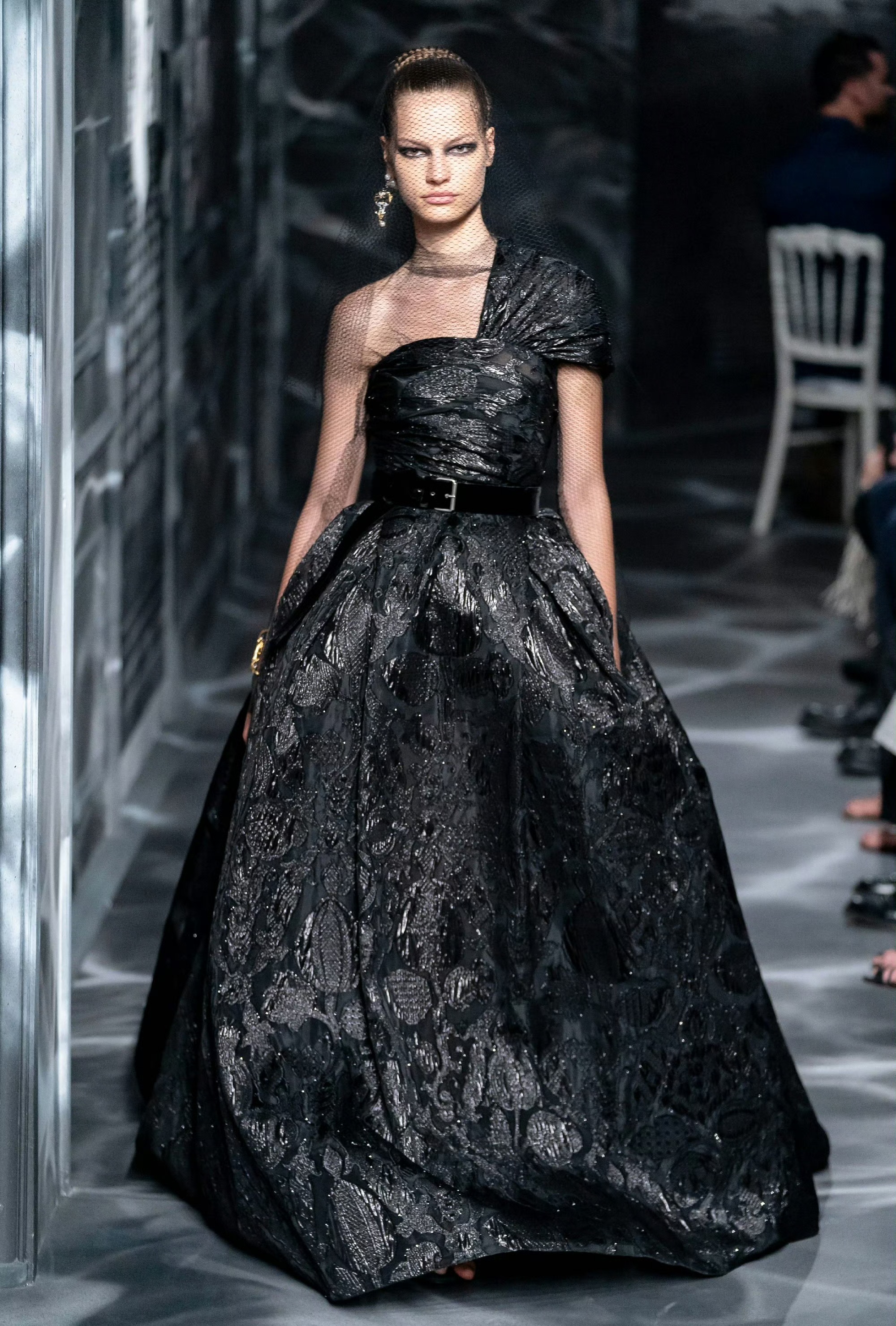 dior 2019秋冬高定大体积礼服暗黑氛围面纱由大师stephen jones设计