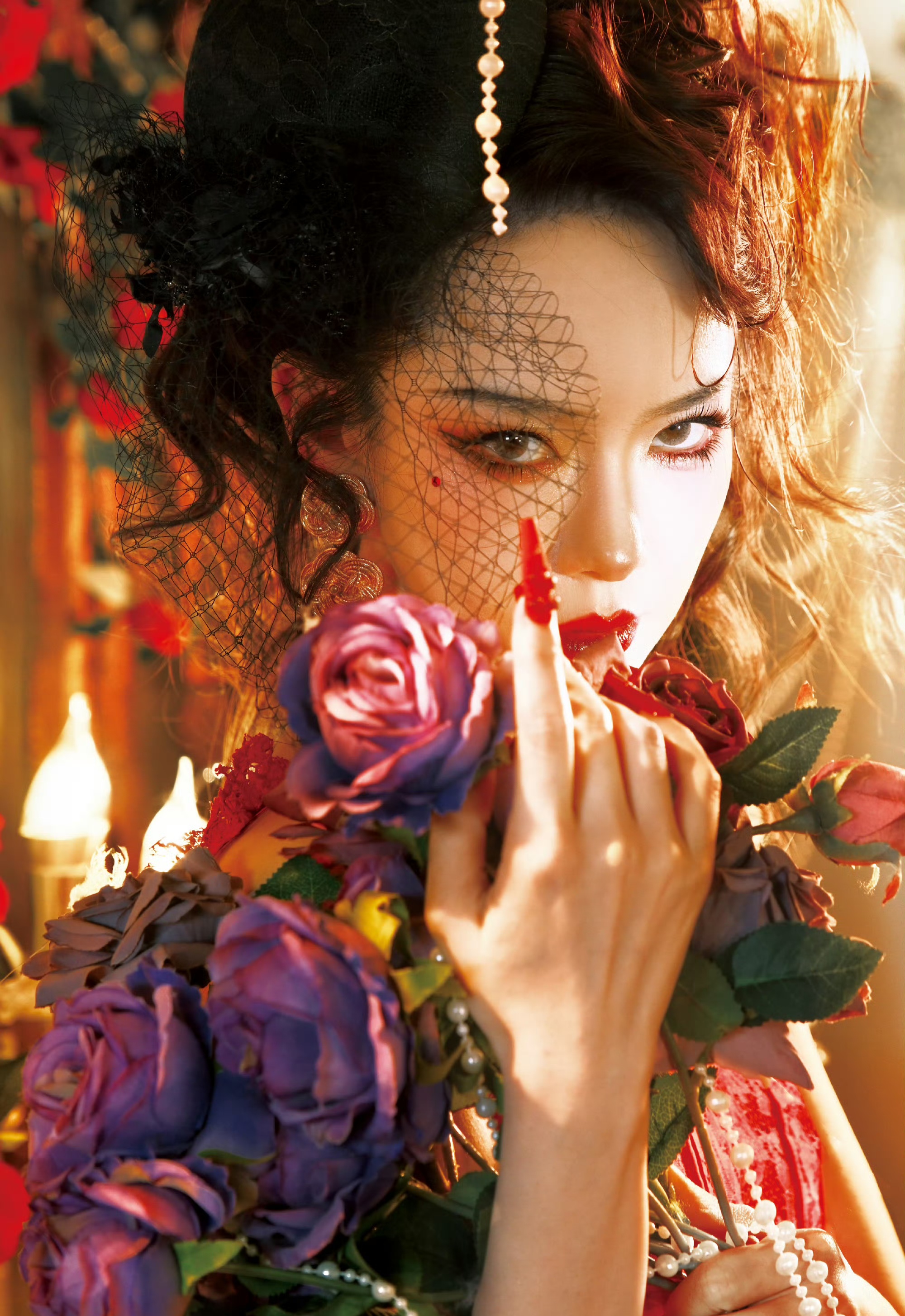 眼神带钩摄人心魄 在玫瑰花海里自成一副浓厚美艳臻品油画 这种风格