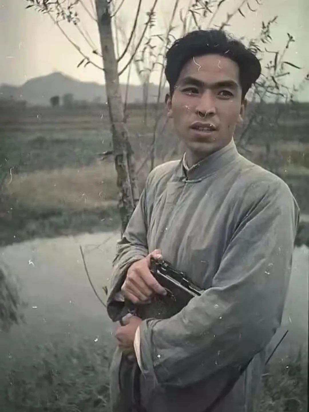 夹臂持枪的致命艺术:驳壳枪如何在近战中主宰战场