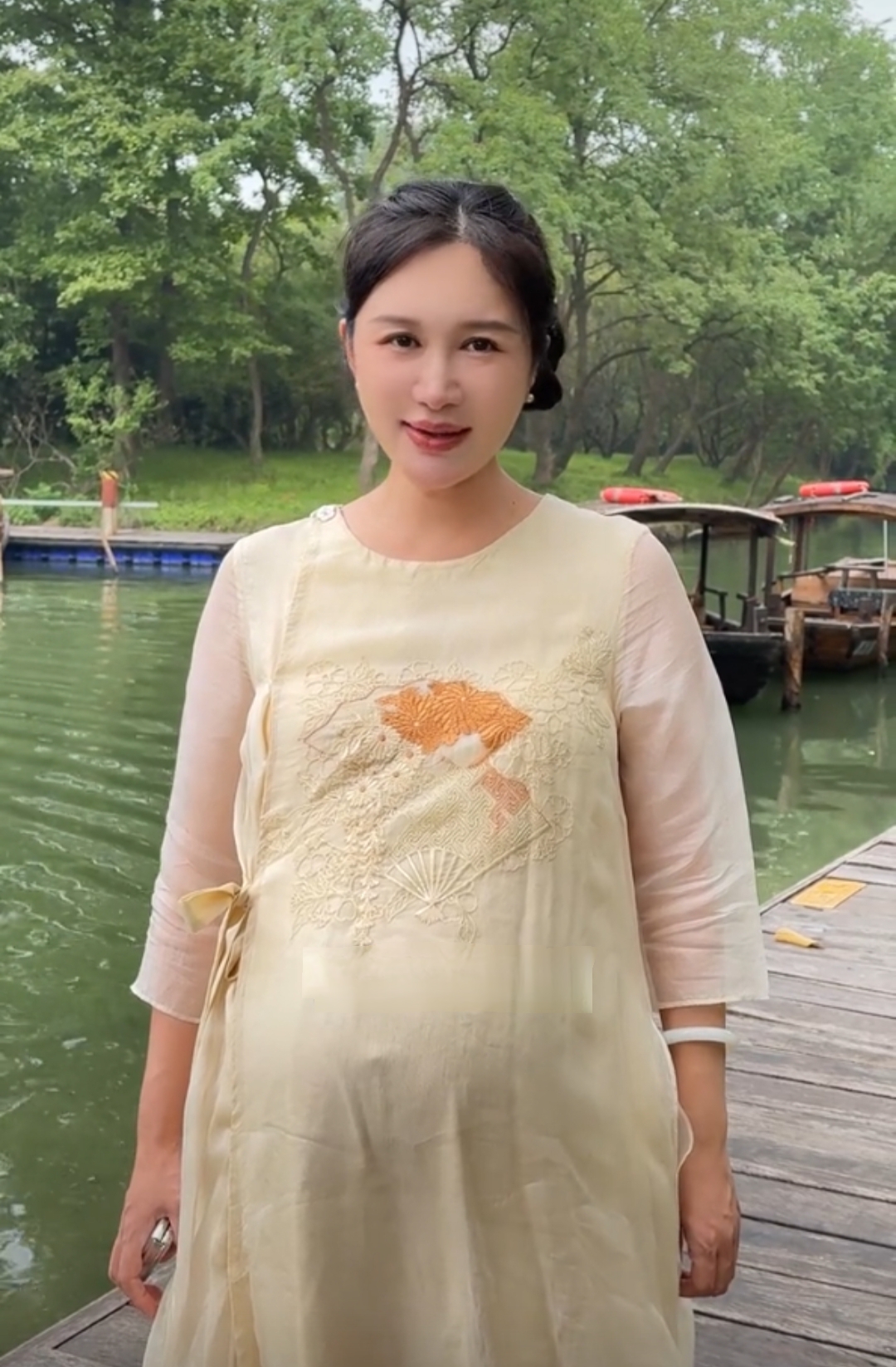 娇妻又快生了,美貌不改.#张纪中