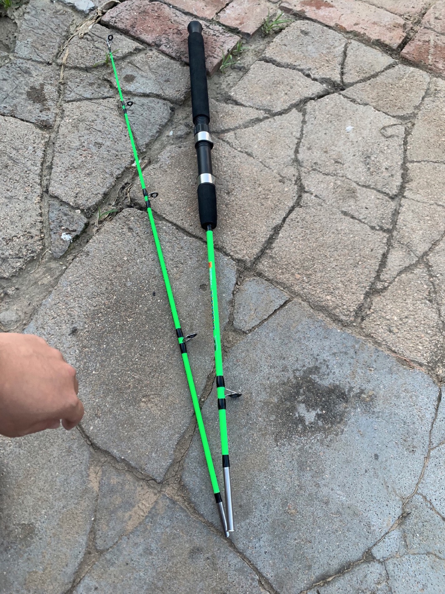 第一次接触到玻璃钢鱼竿,实际上是误打误撞,本来想买一根雷强竿,看了