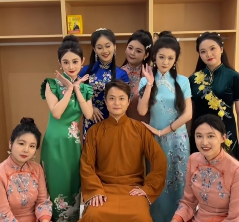 这两天在德云社纲丝节上,鼓曲社的女艺人们大放异彩,她们穿着旗袍