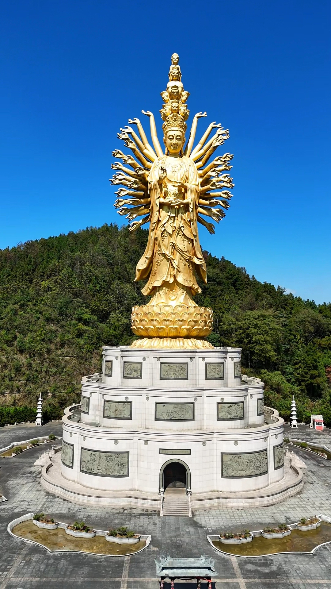 在长沙宁乡沩山密印寺,居然有世界最大的千手千眼观音高99.19米