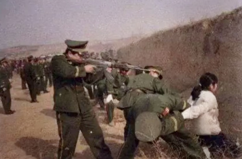 上世纪90年代,一批死刑犯正在执行枪决