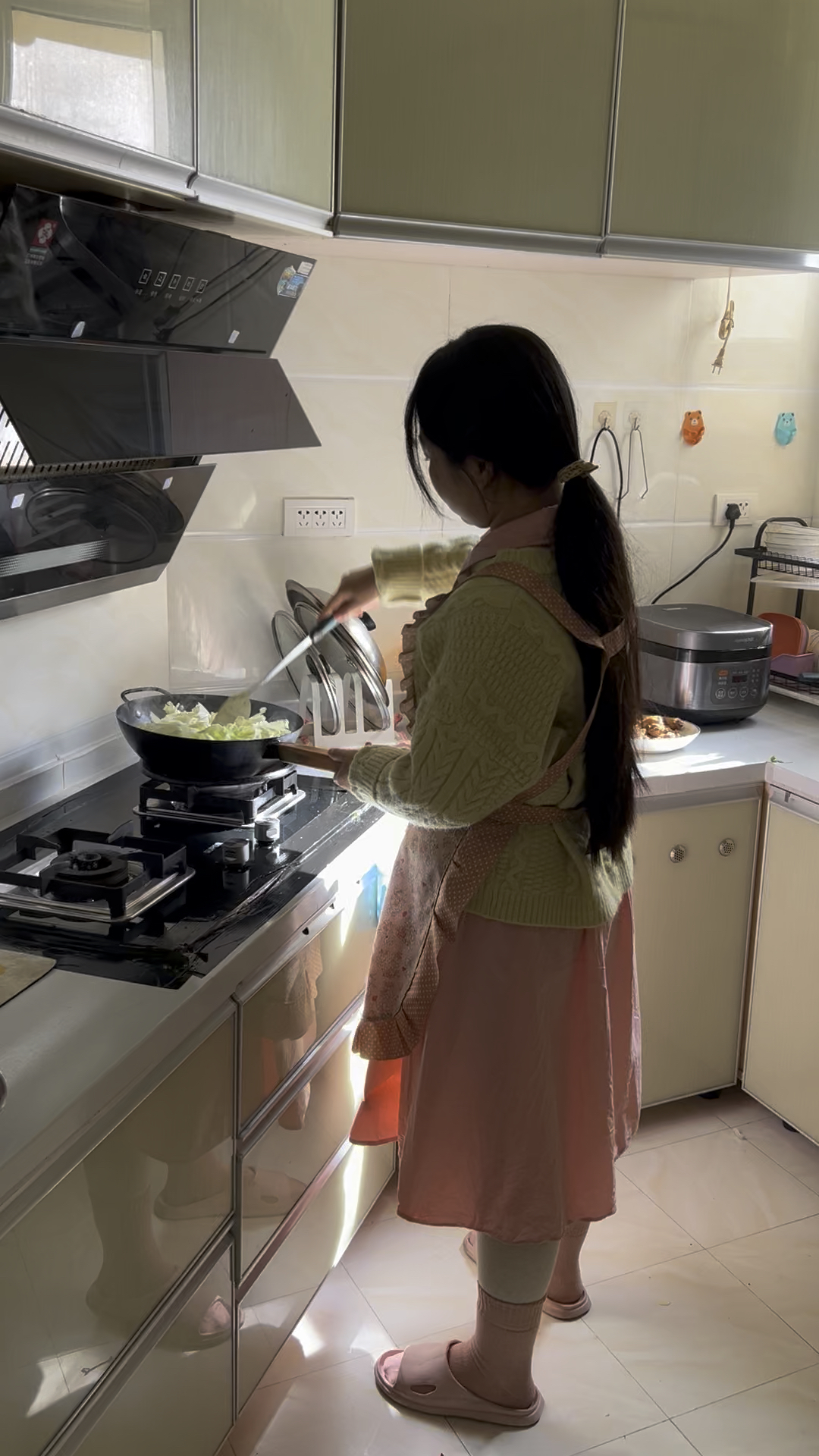 女生做饭的照片背影图片