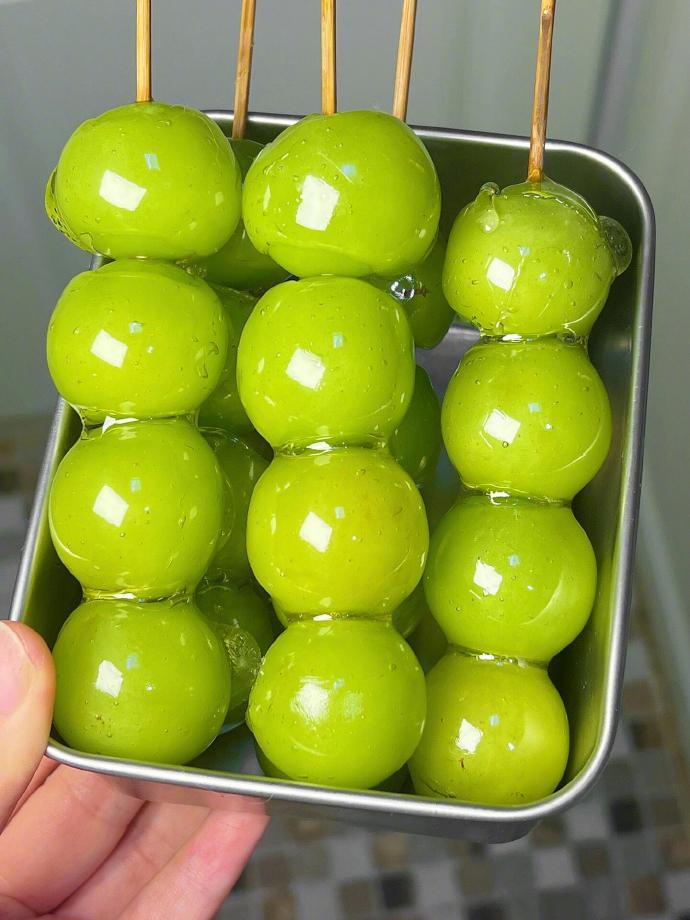 酥脆的冰糖包裹晶莹的葡萄,一口咬下去先脆后软,甜蜜直击我的心,做法