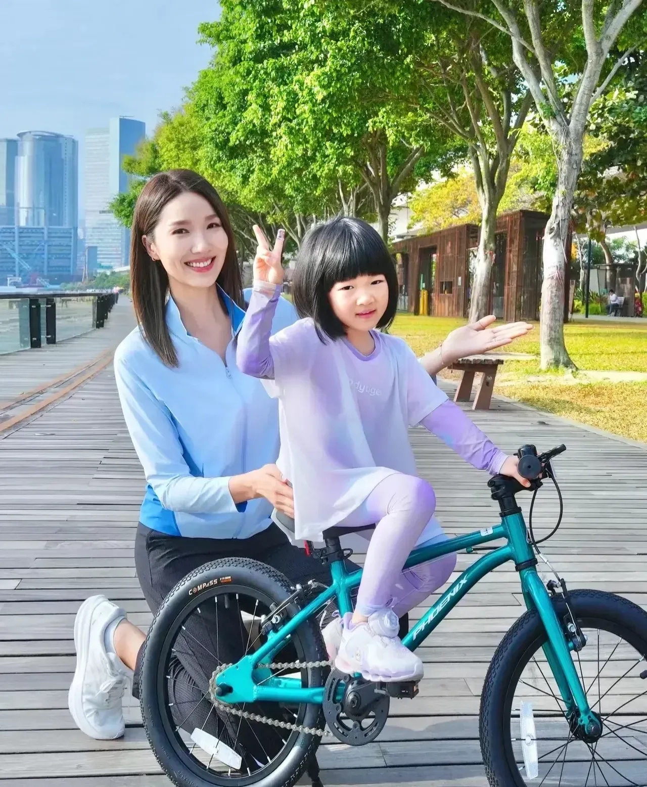 李亚男分享遛娃日常两娃妈身材管理超赞穿蓝色上衣搭配黑色运动裤