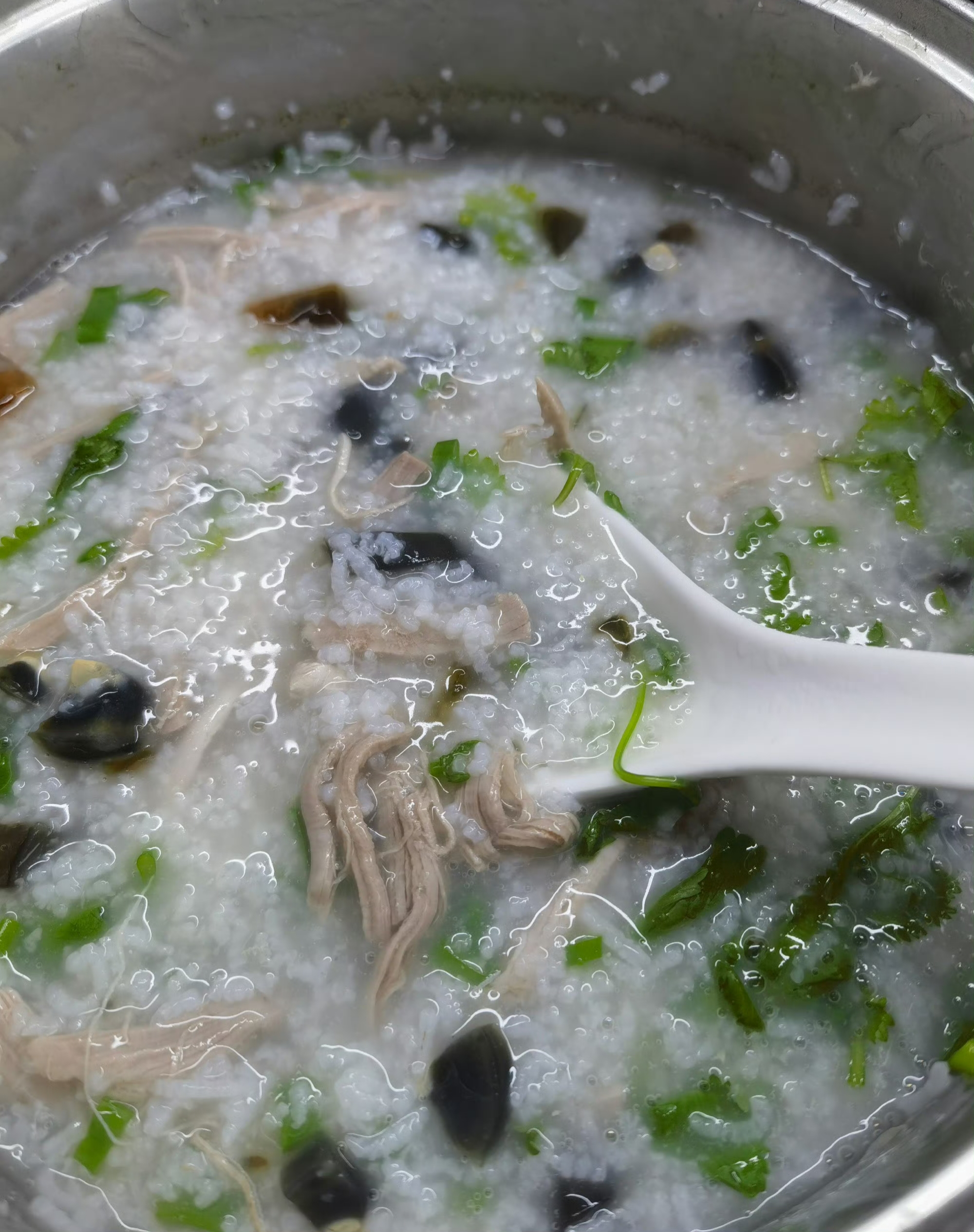 做皮蛋瘦肉粥,第一次这么直观看到松花蛋里的松花!