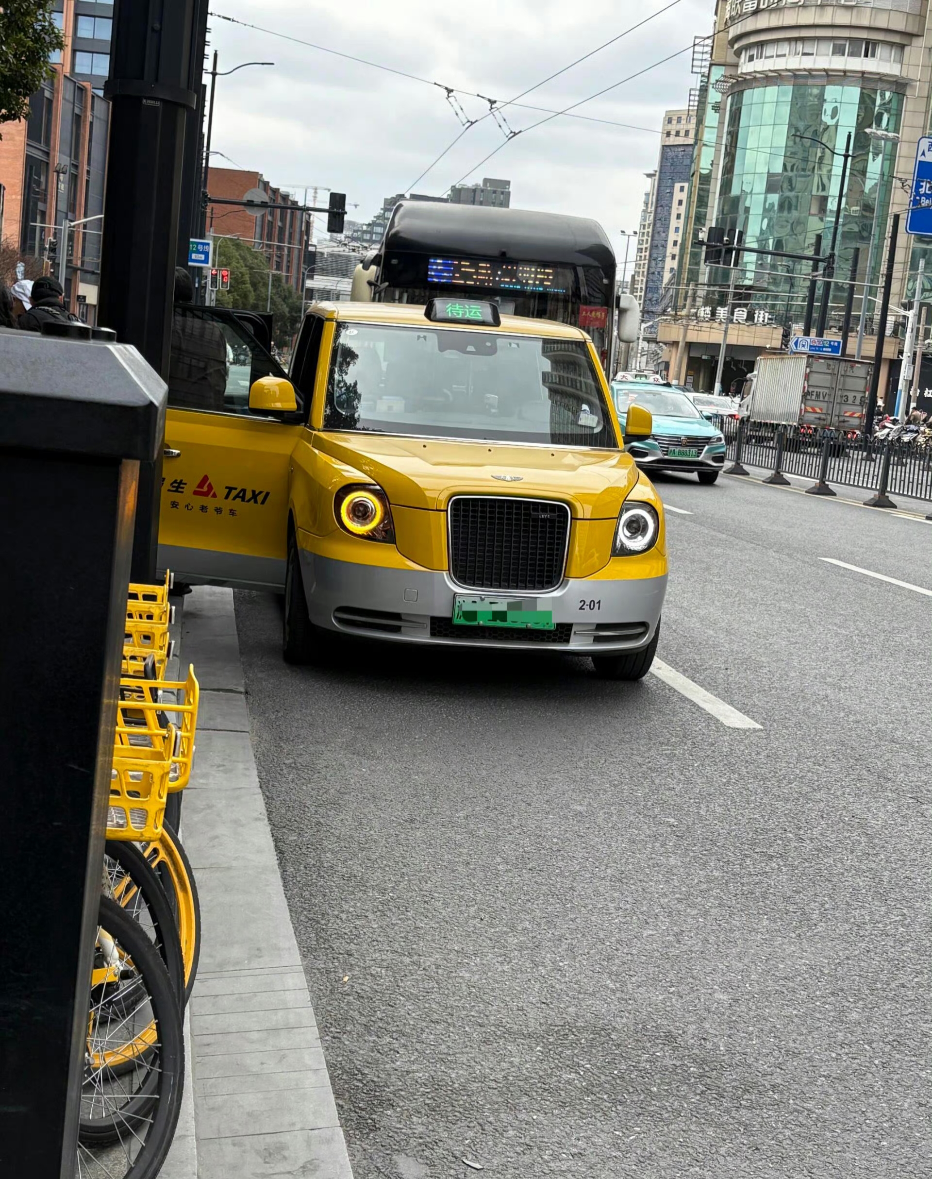 上海的这款出租车满满的复古英伦风啊,好可爱