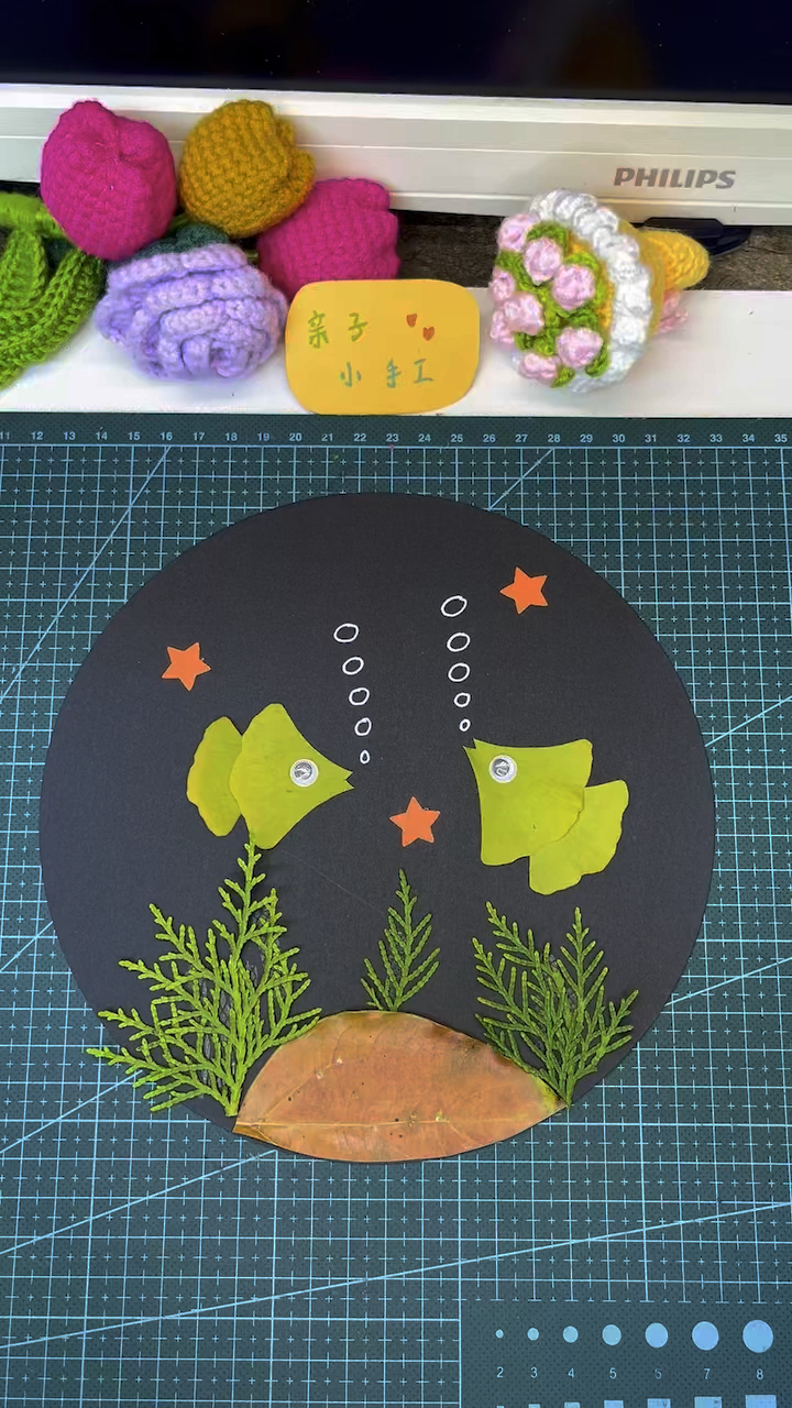 适合孩子做的树叶小鱼贴画,学会赶快去试试吧!