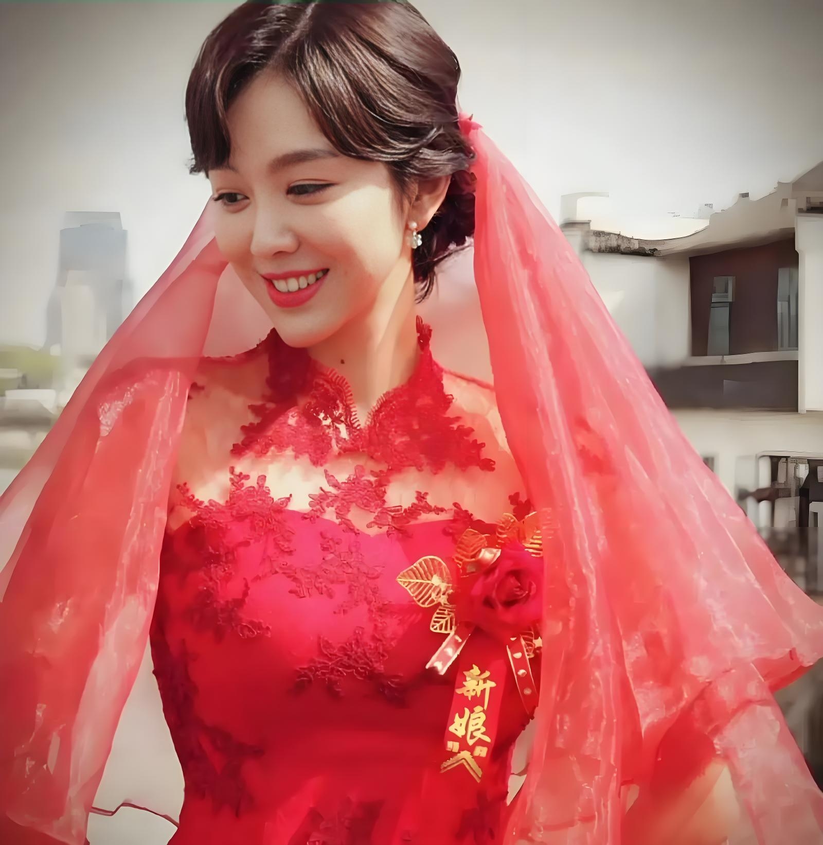 12月19日,知名娱记晒出一段视频,称拍到演员姜妍带男友与朋友聚餐