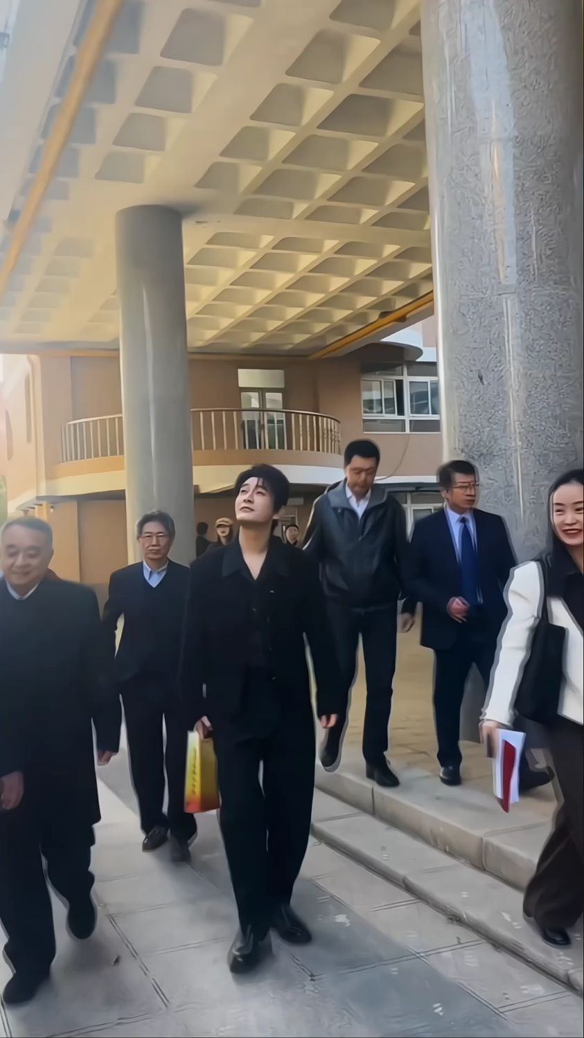 黄晓明老师重回母校.为学校捐了1栋楼,传递爱.做慈善.