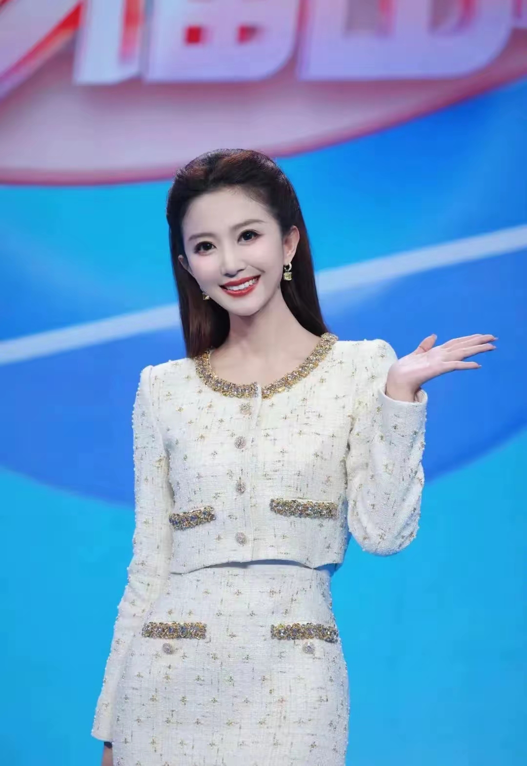 辽宁卫视美女主持人心悦